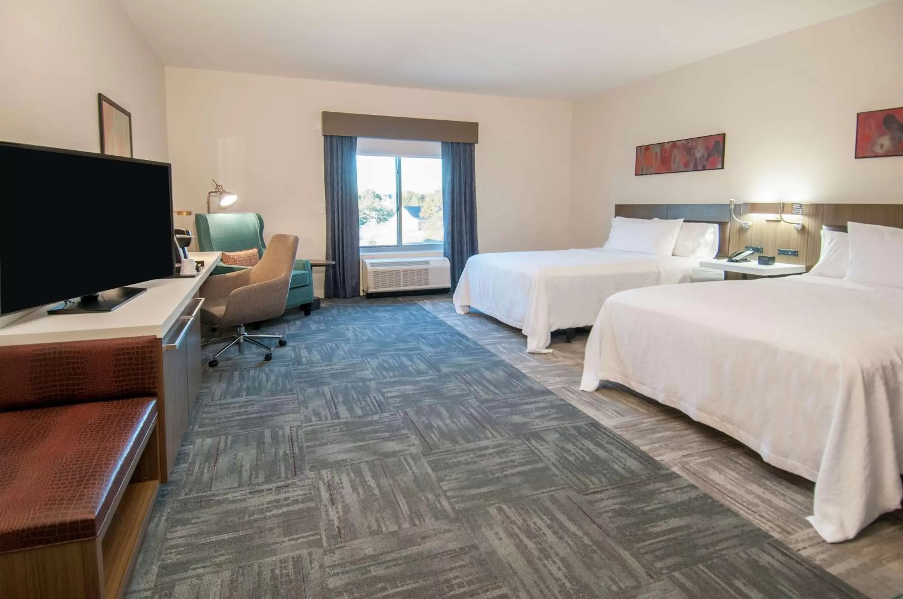 Bedroom, TV/Entertainment Center in Hilton Garden Inn Jackson/Clinton