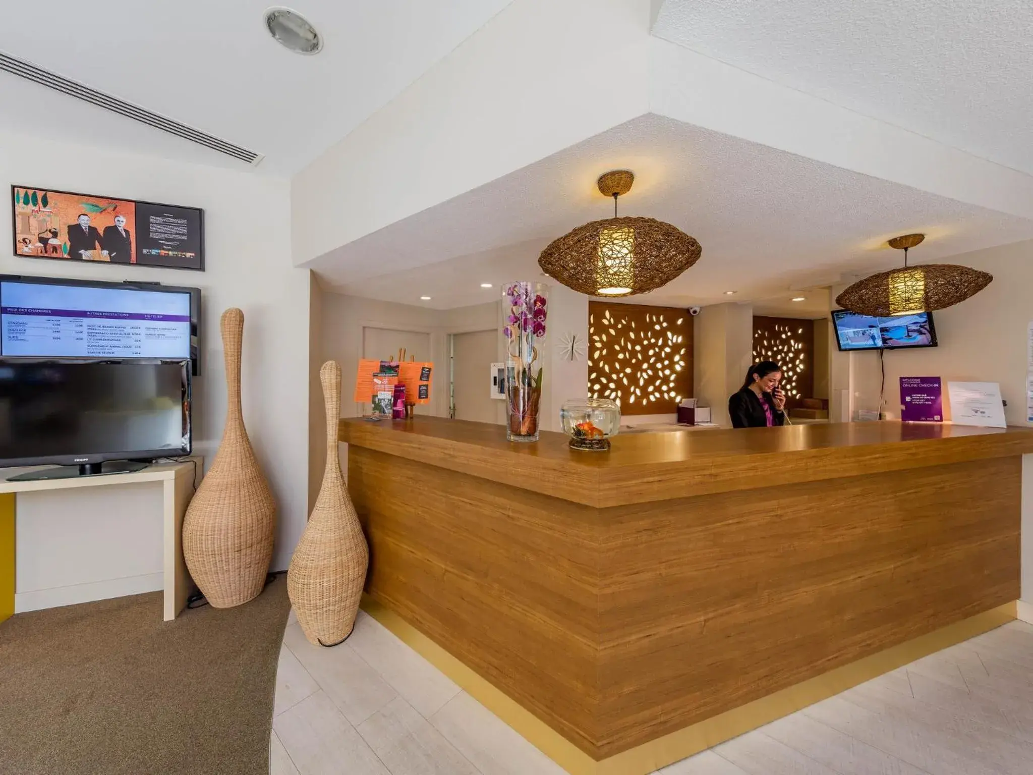 Lobby or reception in Garrigae Domaine de l'Esterel - piscine & SPA Cinq Mondes Lobby or reception in Garrigae Domaine de l'Esterel - piscine & SPA Cinq Mondes