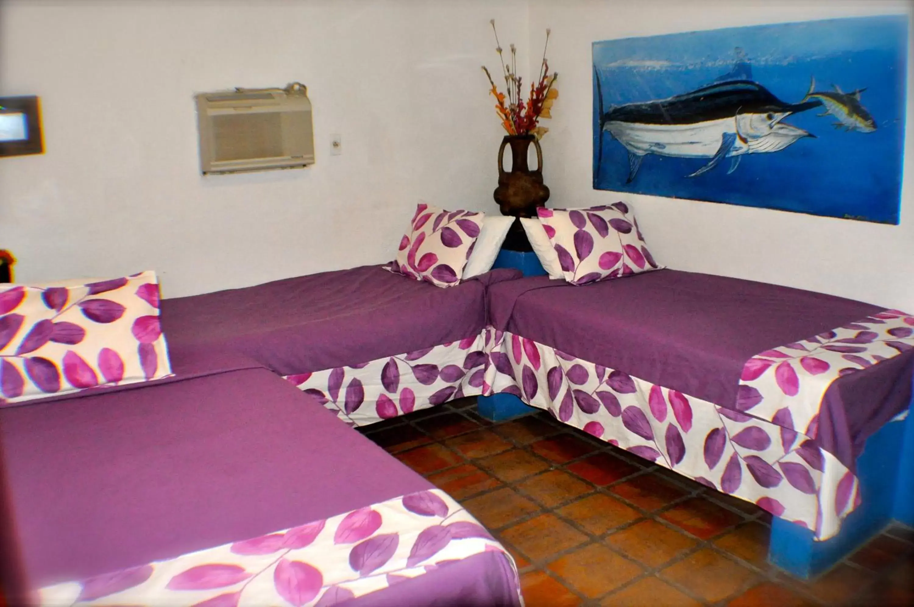 Photo of the whole room, Bed in Cabo Inn