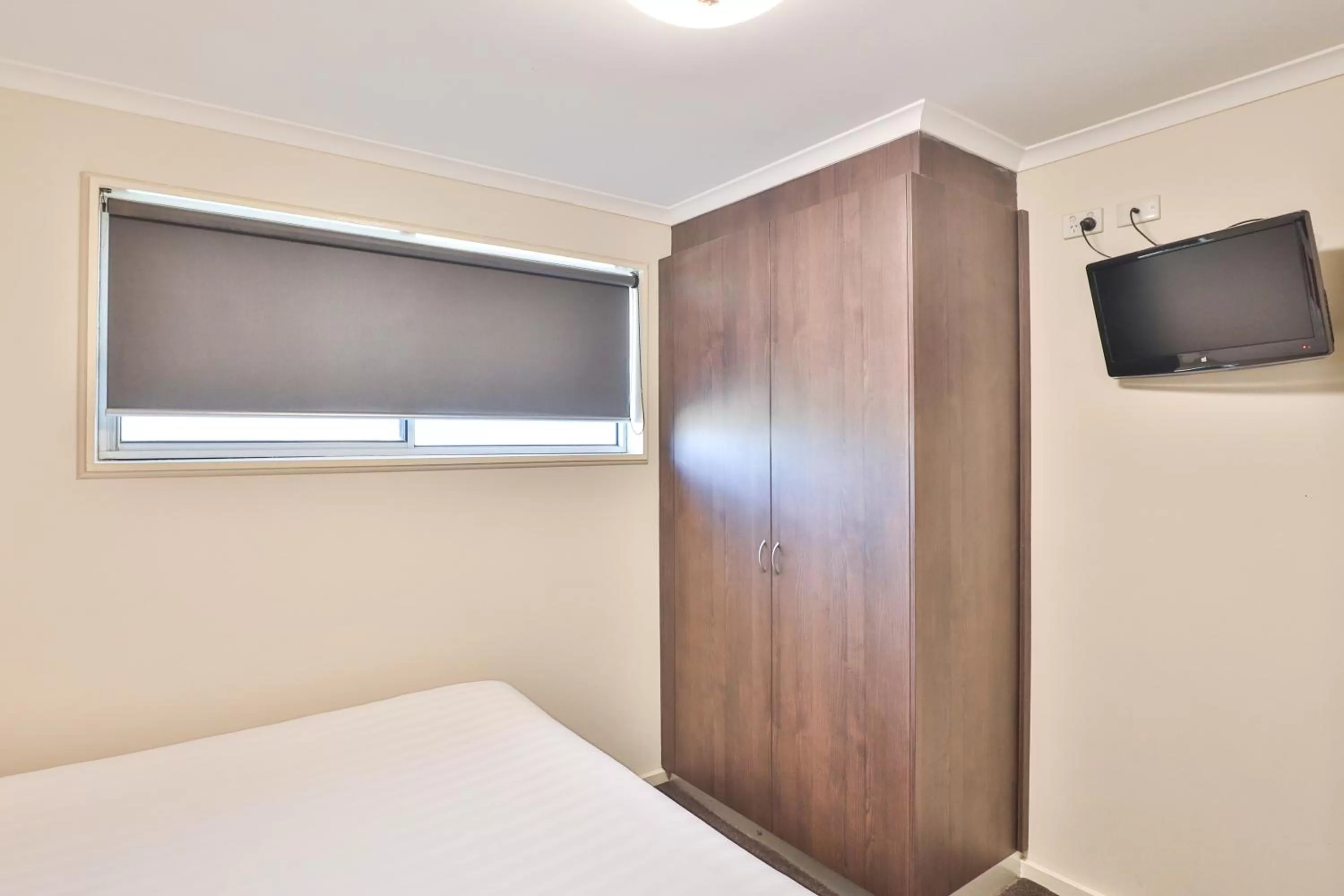 wardrobe, Bed in Boulevard Motor Inn Mildura