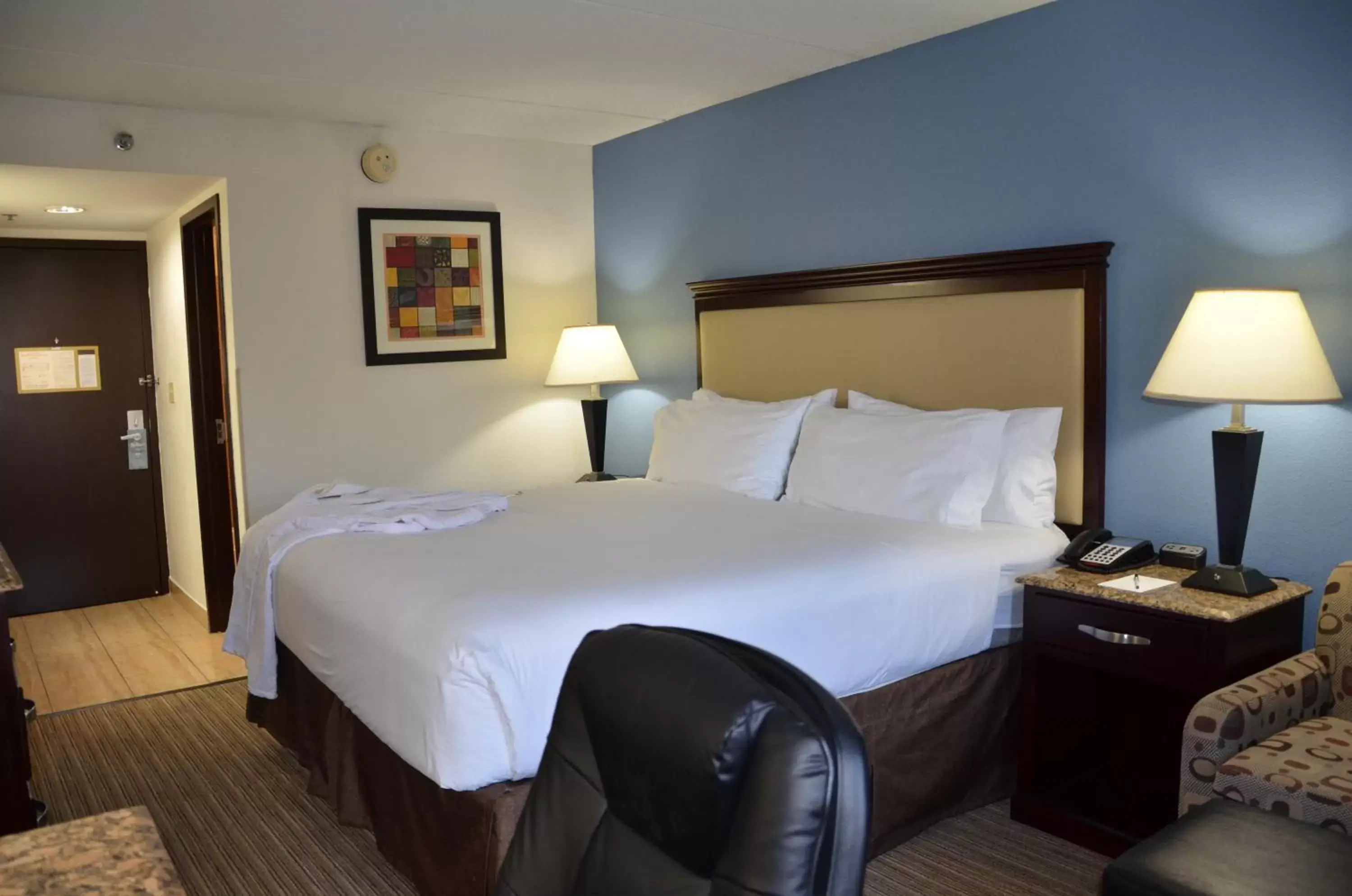 Photo of the whole room, Bed in Radisson Hotel Schaumburg