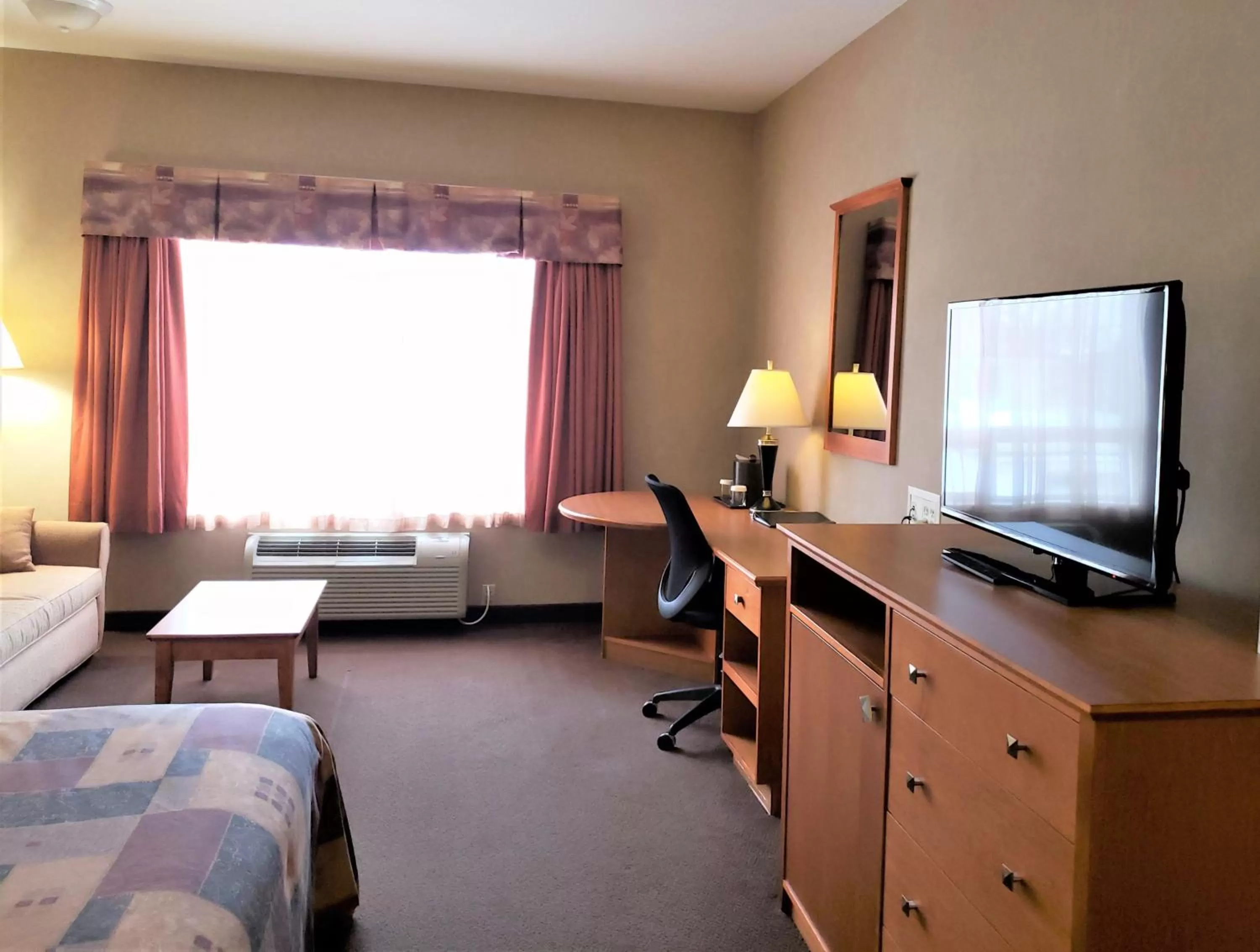 Seating area, Bed in Canalta Stettler