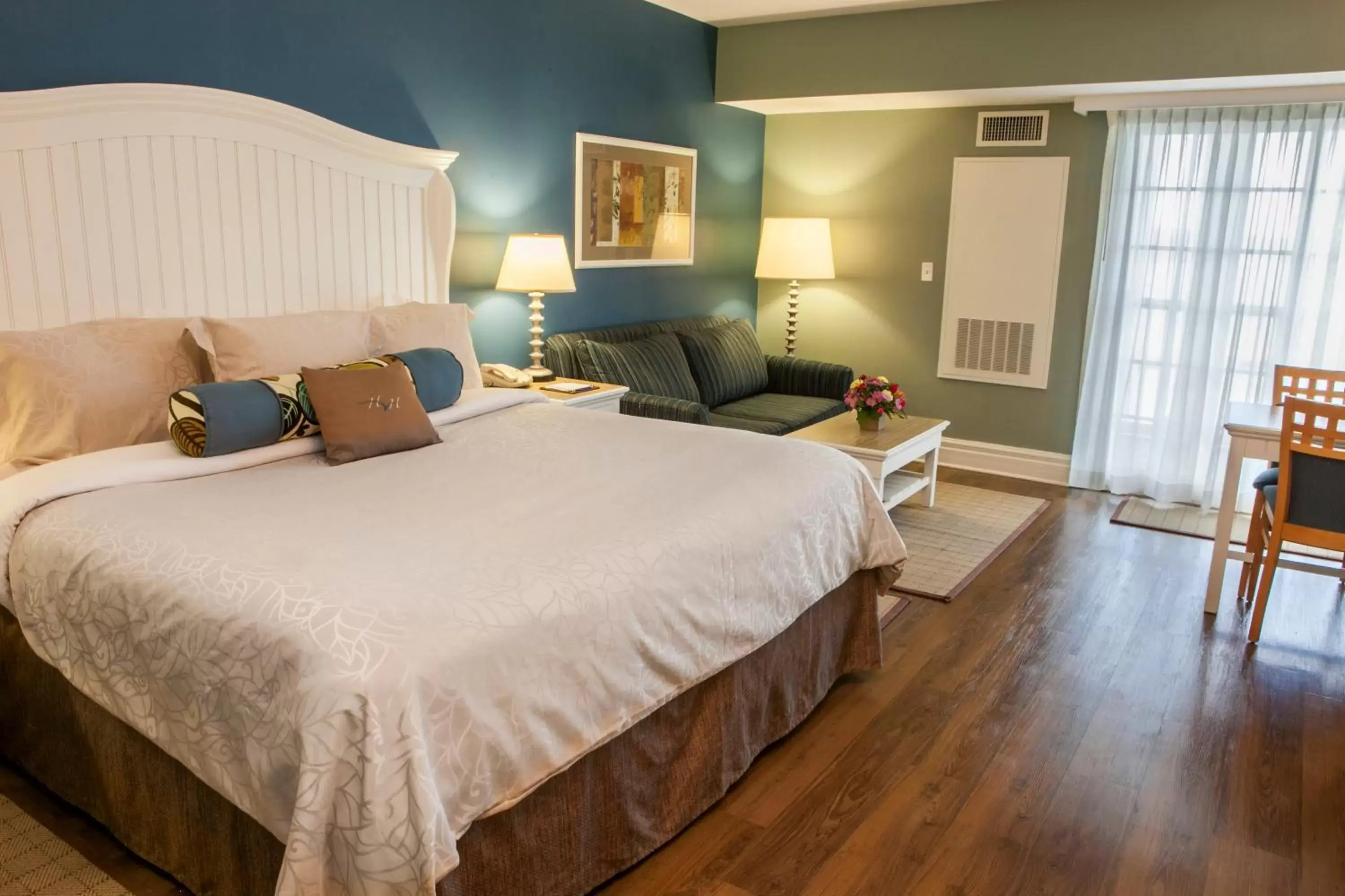 Bedroom, Bed in Watkins Glen Harbor Hotel