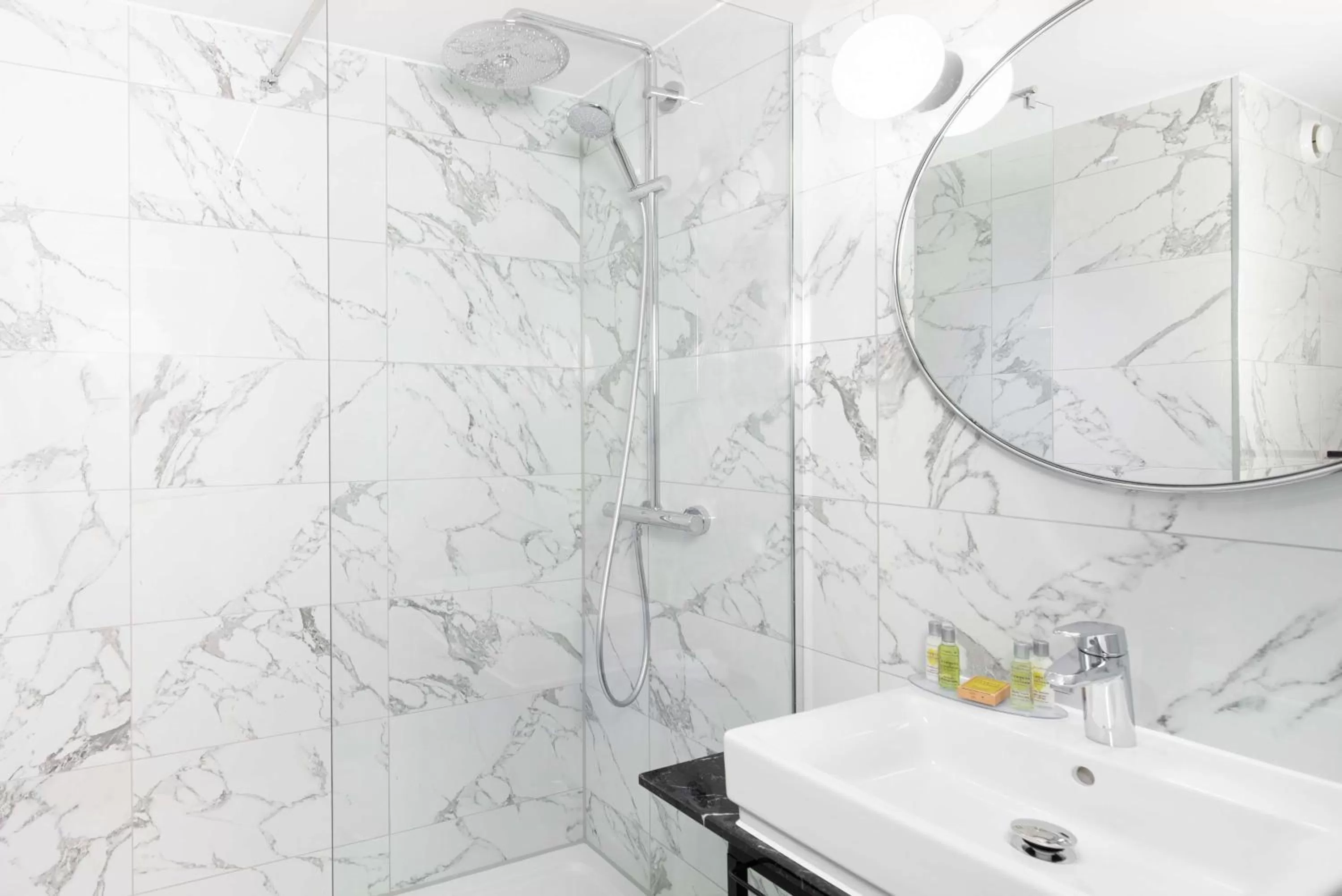 Bathroom in Hilton Garden Inn London Heathrow Airport