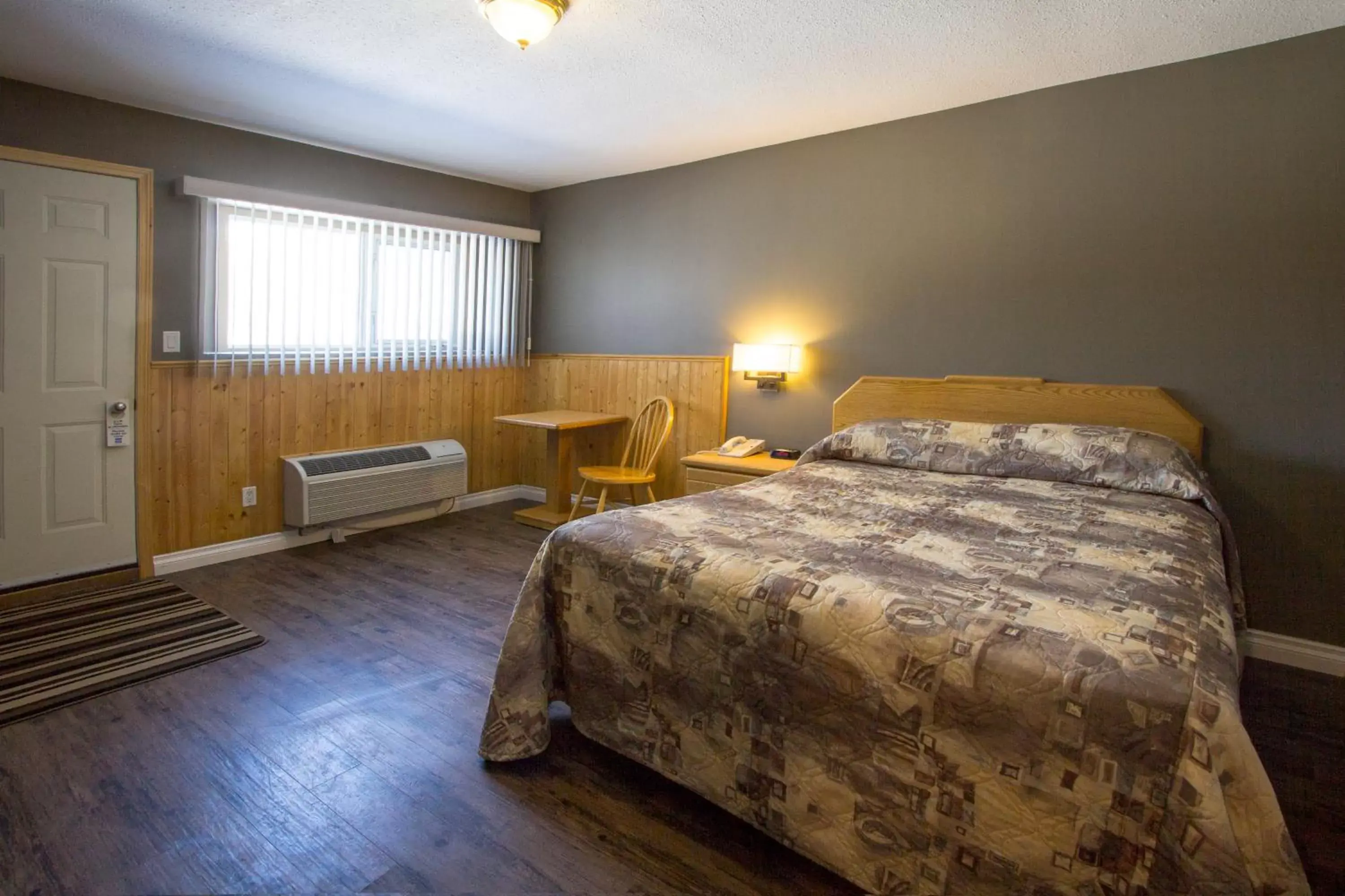 Queen Room with Sofa Bed in Howey Bay Motel