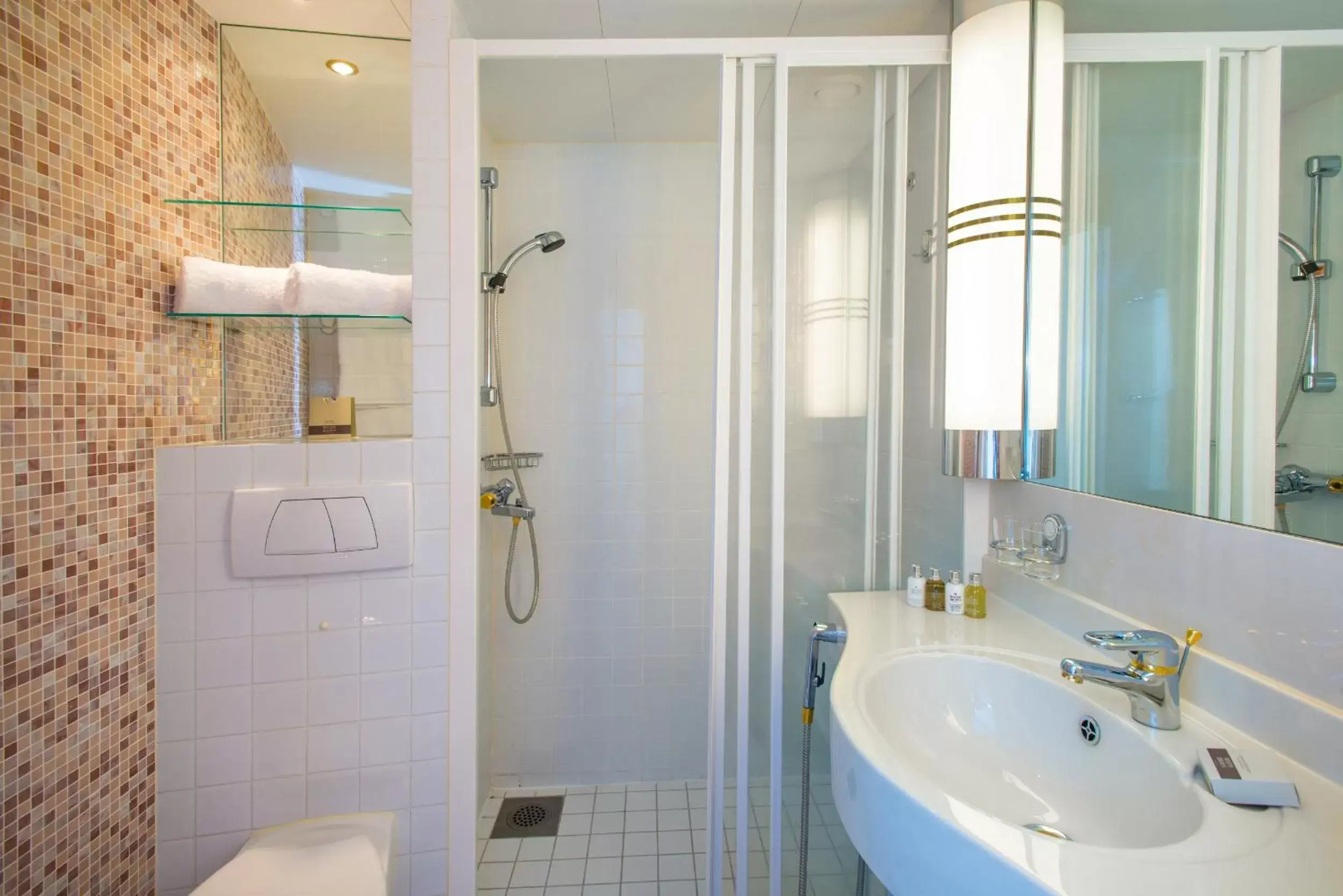 Bathroom in Sunborn London Yacht Hotel