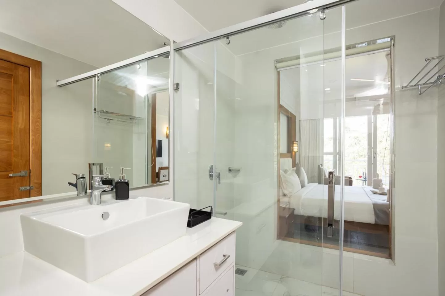 Bathroom, Bed in HOTEL WHITE HOUSE, Munnar