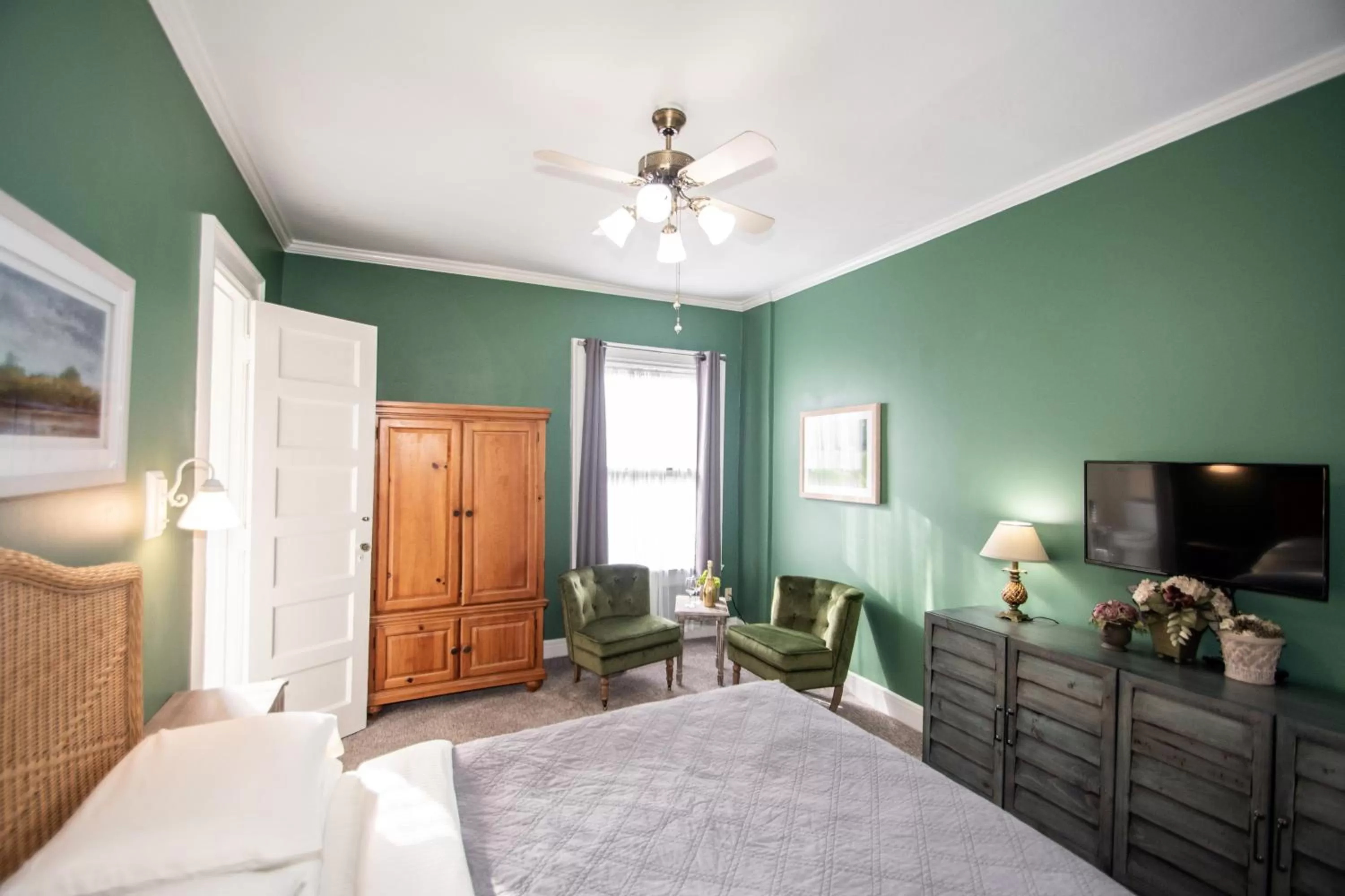 TV and multimedia, TV/Entertainment Center in Looking Glass Inn