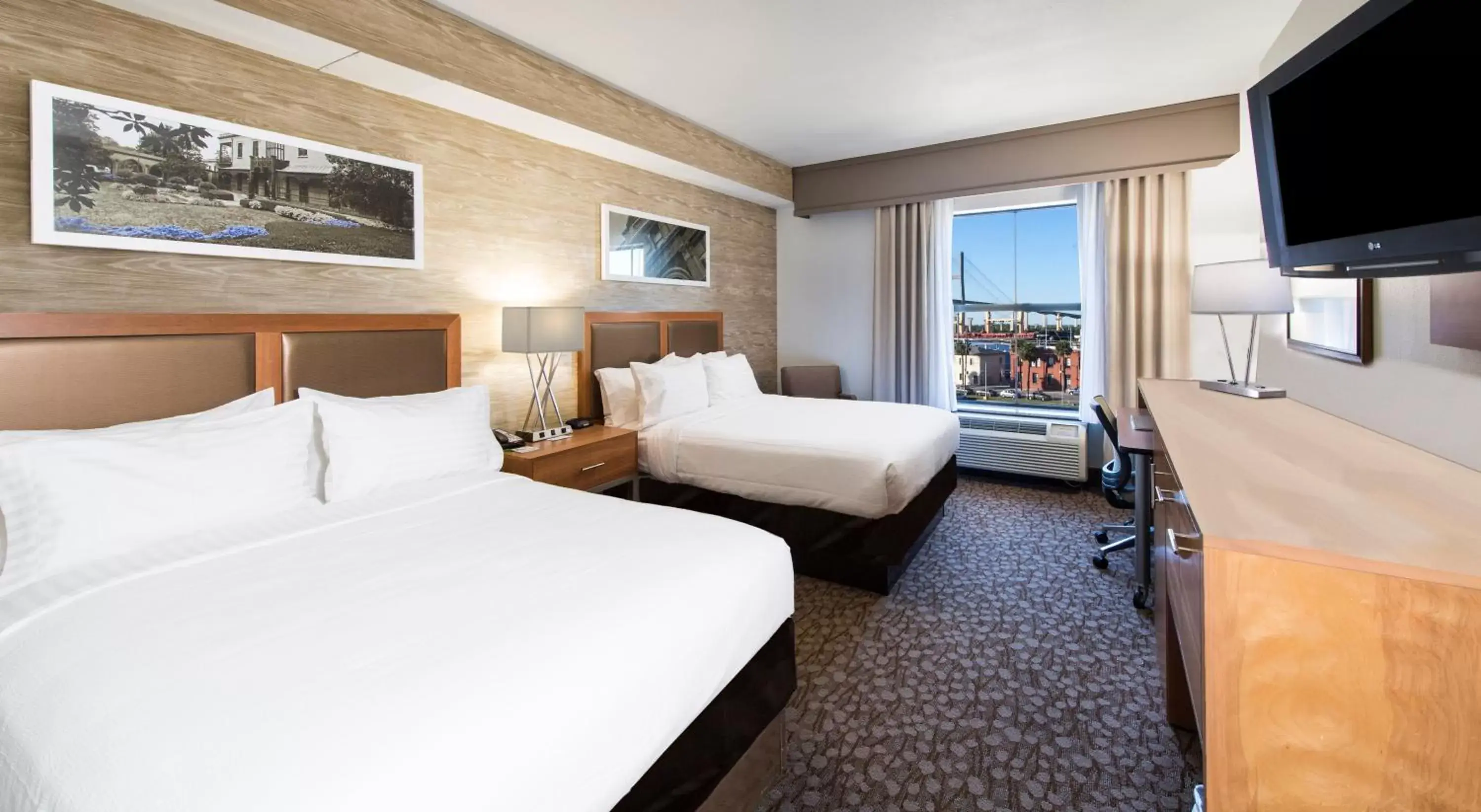 Photo of the whole room, Bed in Holiday Inn Savannah Historic District, an IHG Hotel