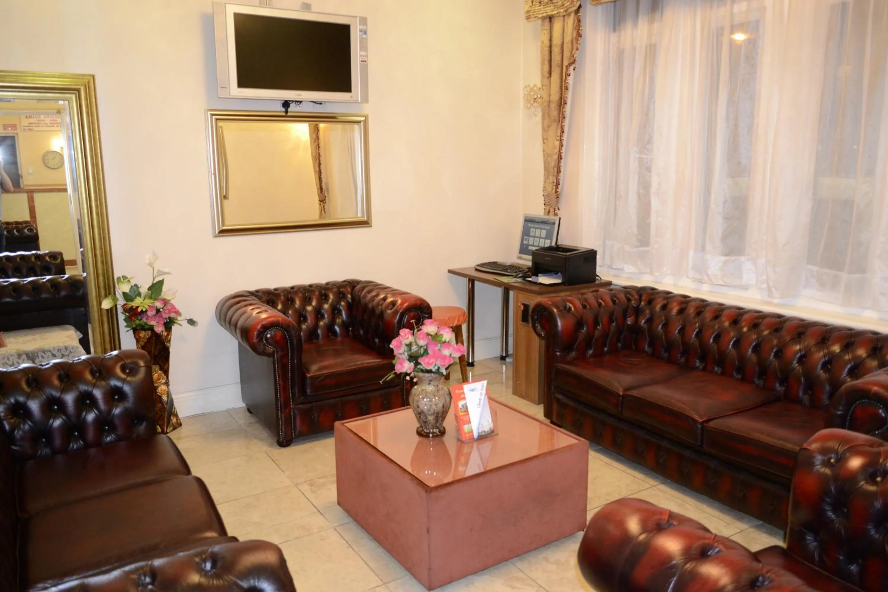 Communal lounge/ TV room in Cranbrook Hotel