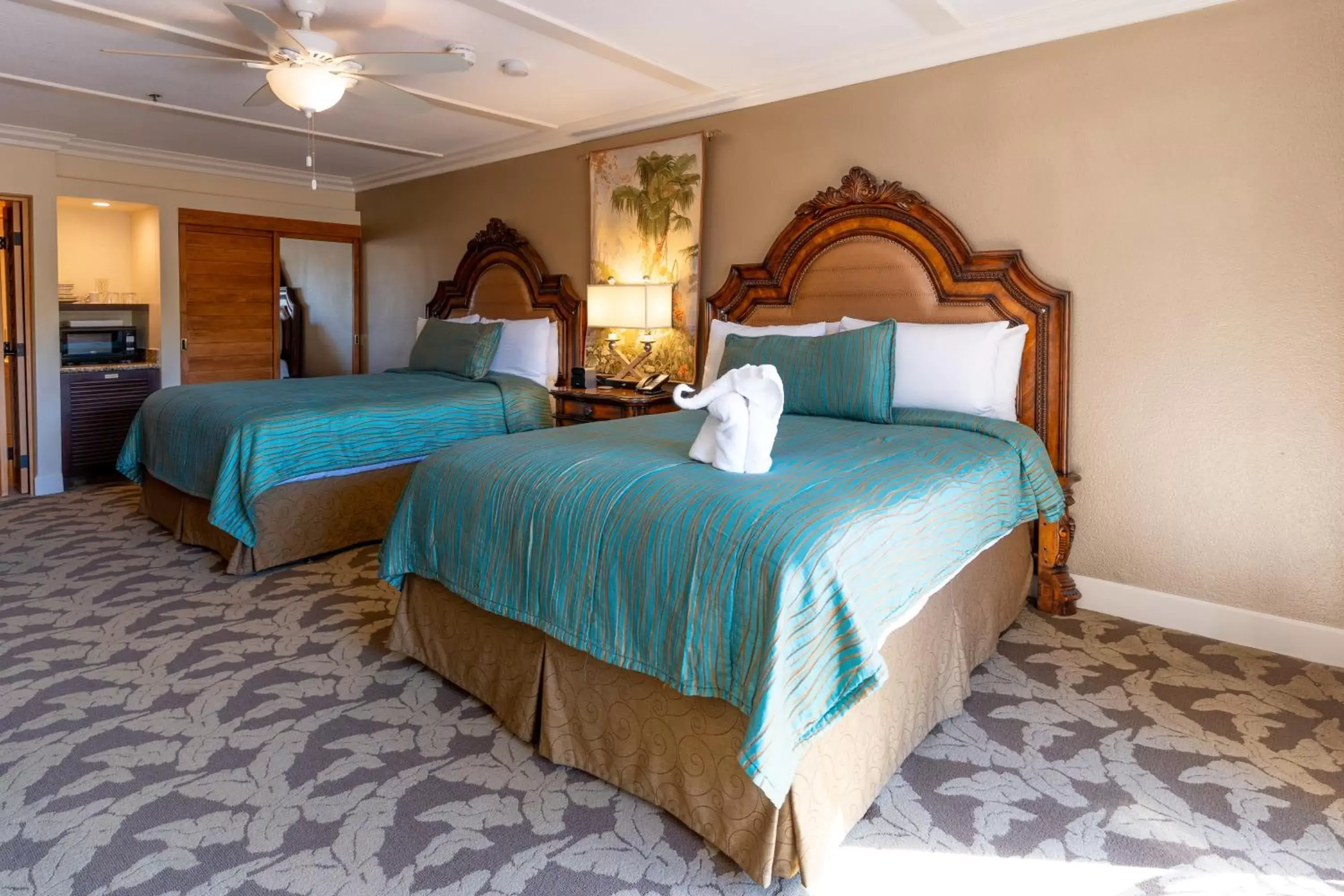 Photo of the whole room, Bed in Pacific Terrace Hotel