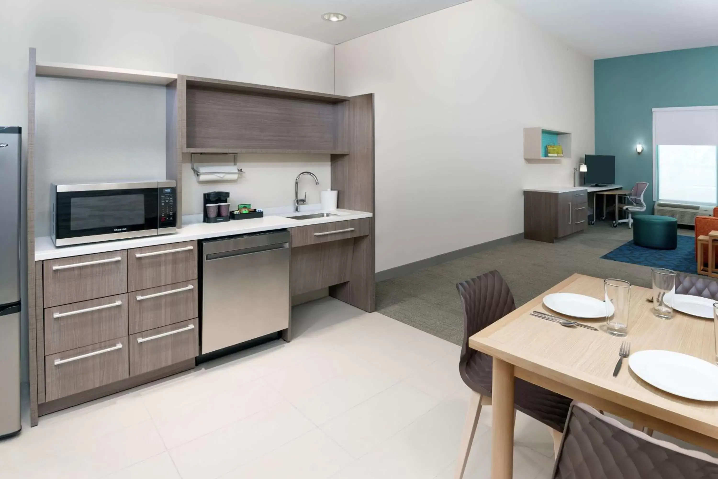 Bedroom, Kitchen/Kitchenette in Home2 Suites By Hilton Orlando Near Universal