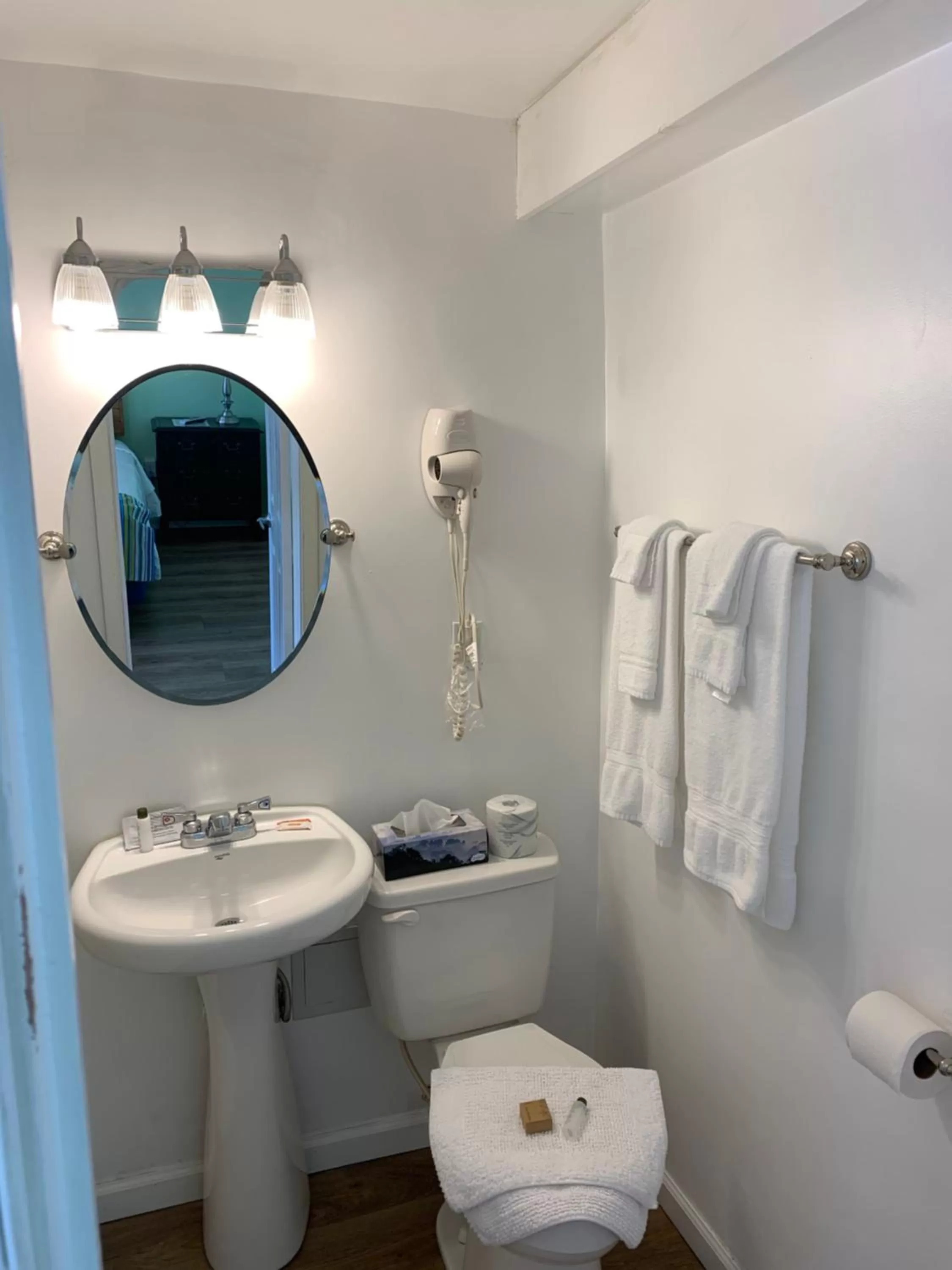 Bathroom in Lake Inn