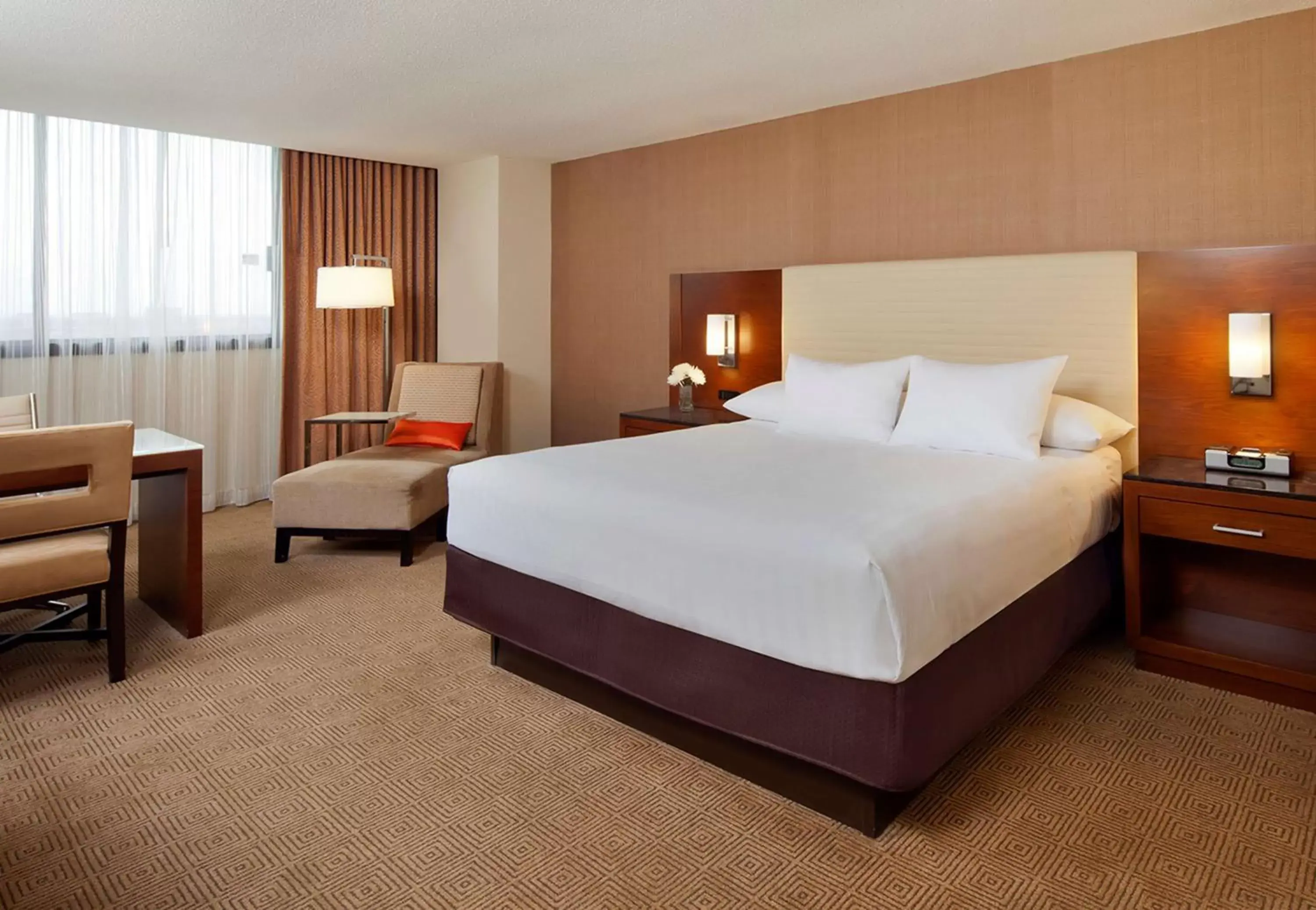 Photo of the whole room, Bed in Hyatt Regency O'Hare Chicago