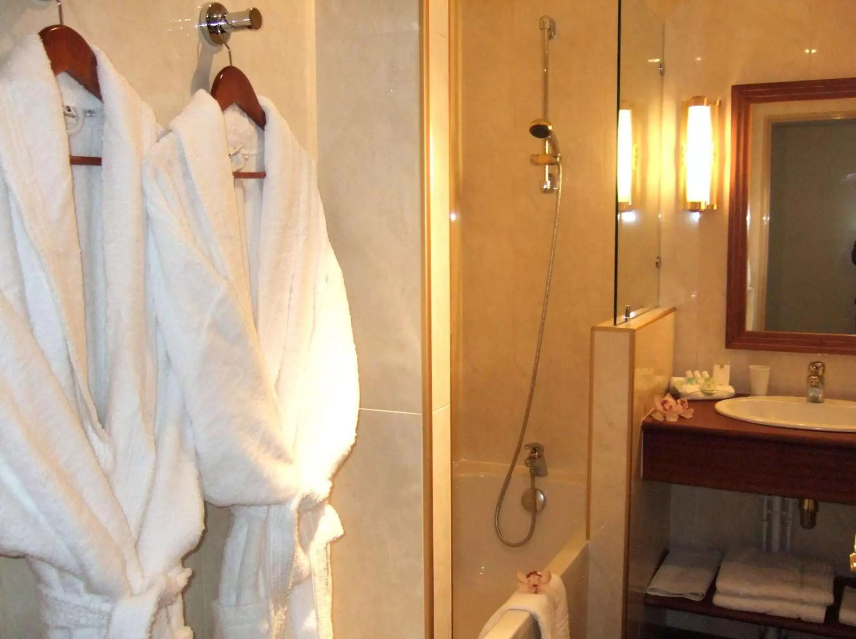 Photo of the whole room, Bathroom in Amiral Hôtel