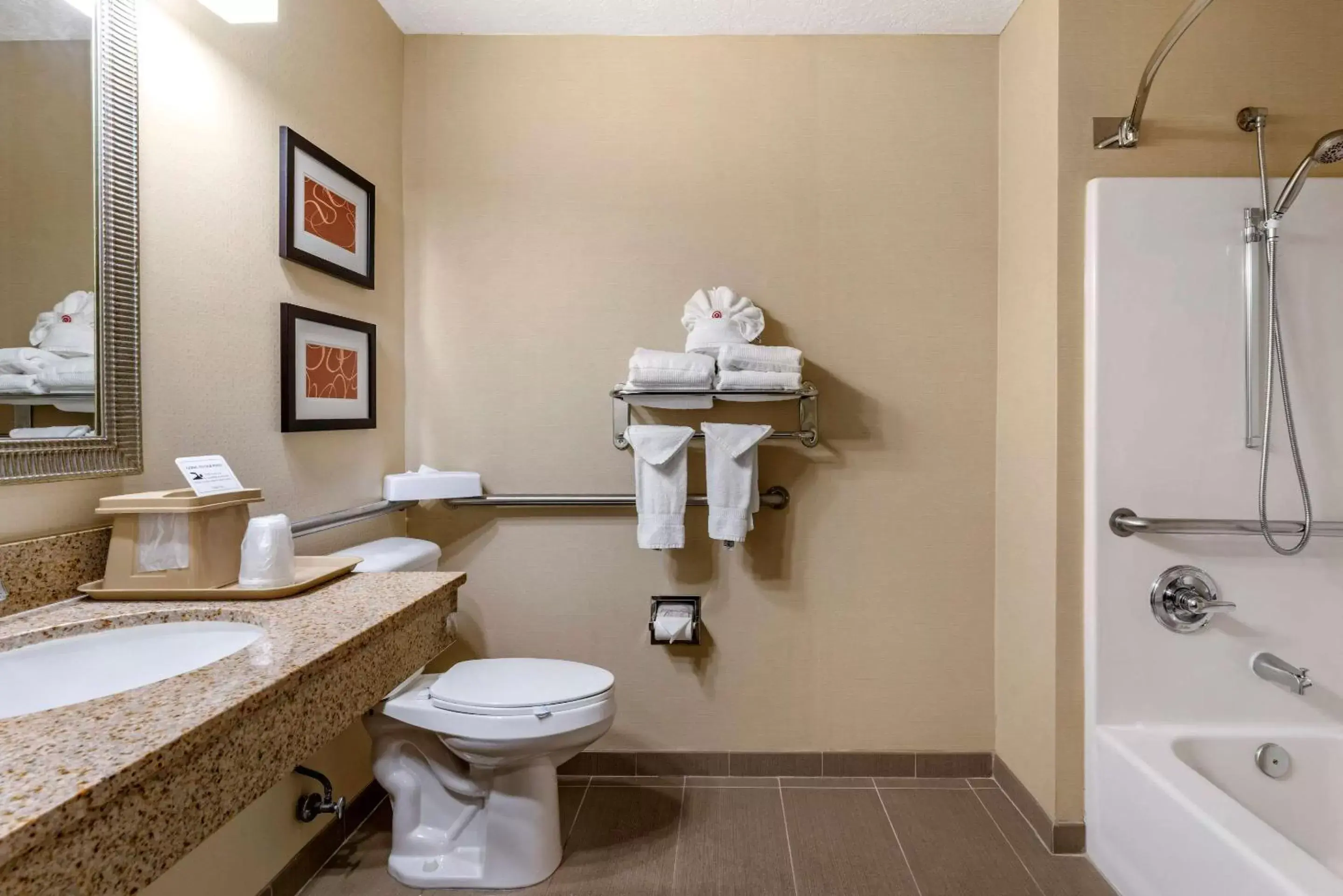 Photo of the whole room, Bathroom in Comfort Suites Linn County Fairground and Expo