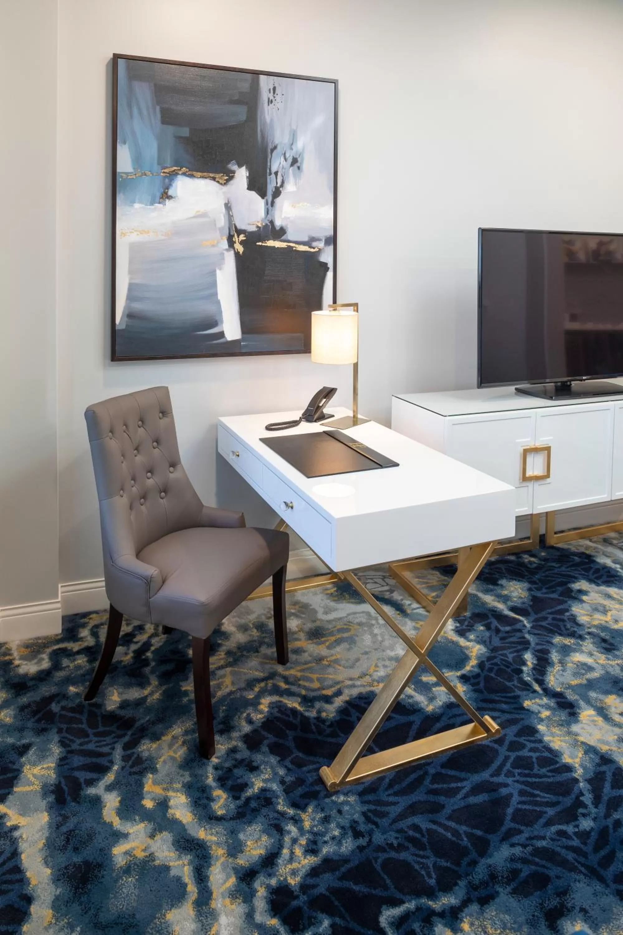 TV and multimedia in Hotel On Phillips