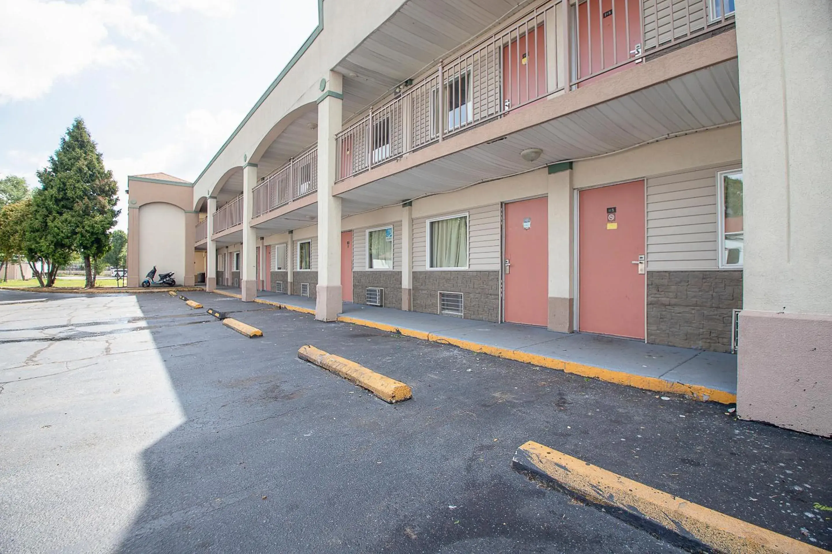 Parking, Property Building in Hotel O Daylight Inn Elkhart I-90, IN