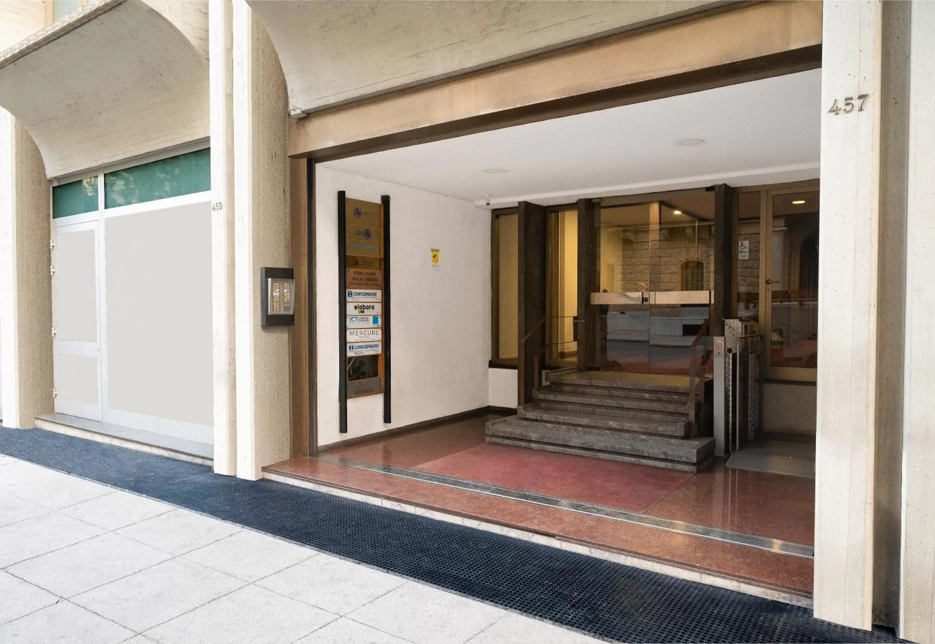 Facade/entrance in Mercure Palermo Centro