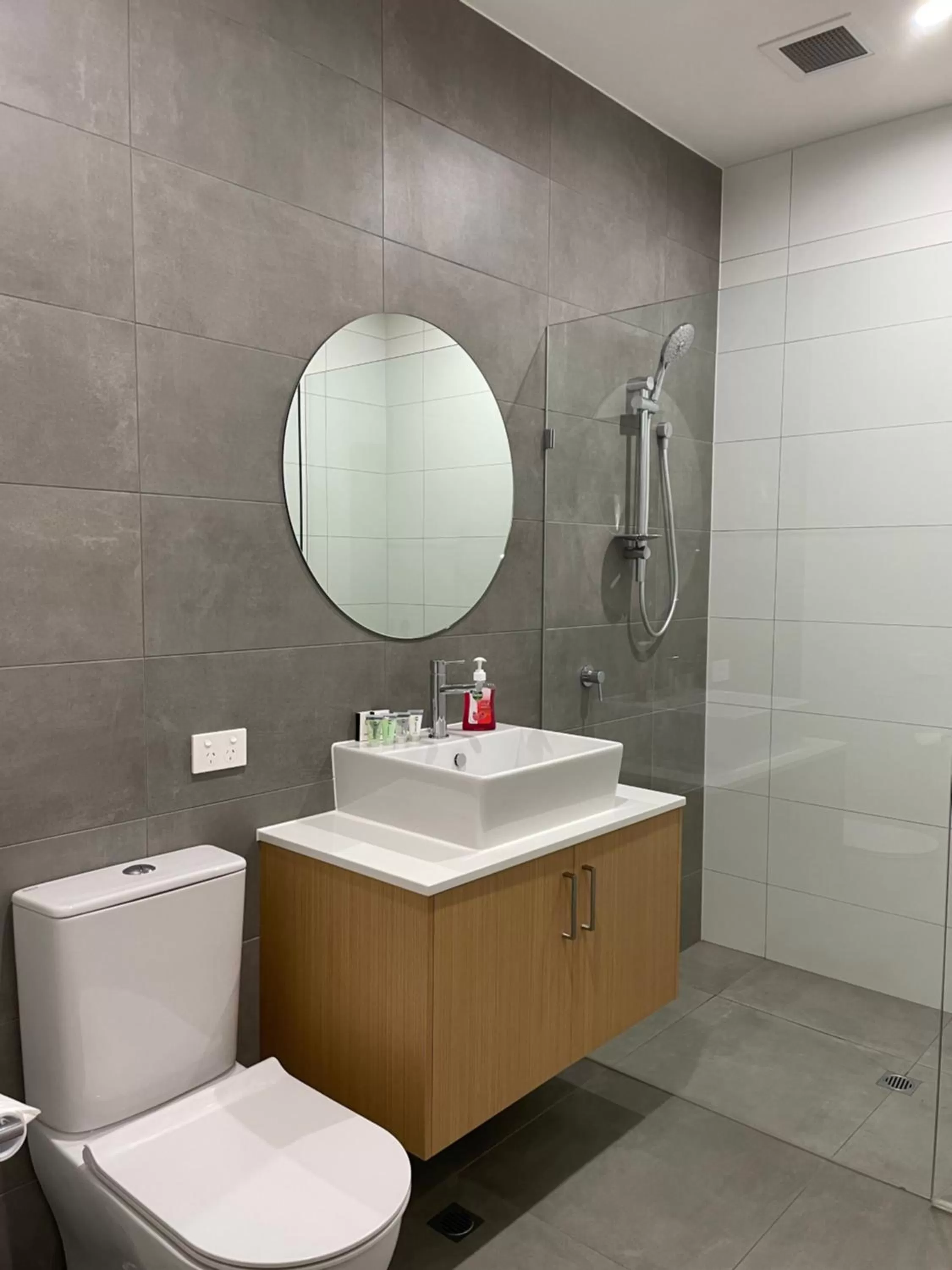 Bathroom in Whittlesea Motel