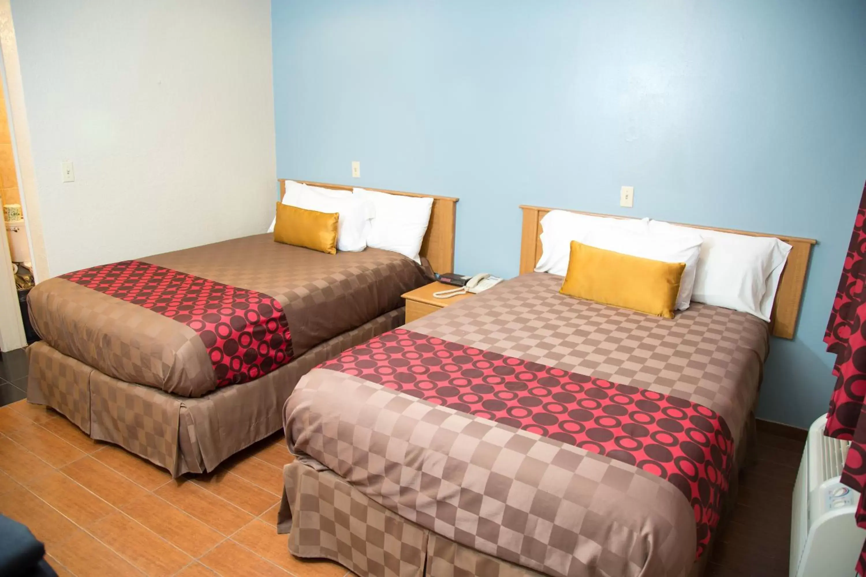 Photo of the whole room, Bed in Townhouse Inn and Suites