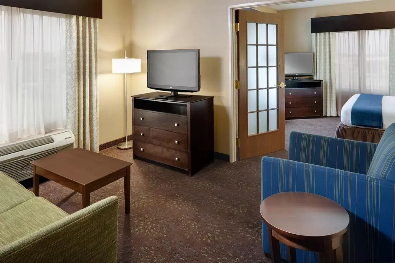 Living room, TV/Entertainment Center in Holiday Inn Express Hotel & Suites Saginaw, an IHG Hotel