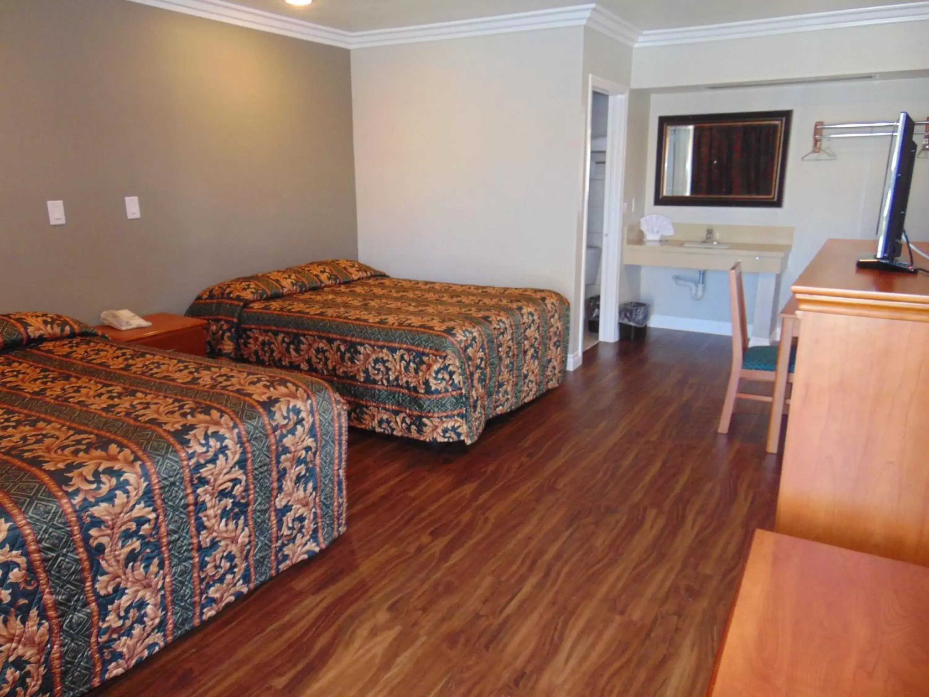 Photo of the whole room, Bed in West Coast Inn Santa Ana