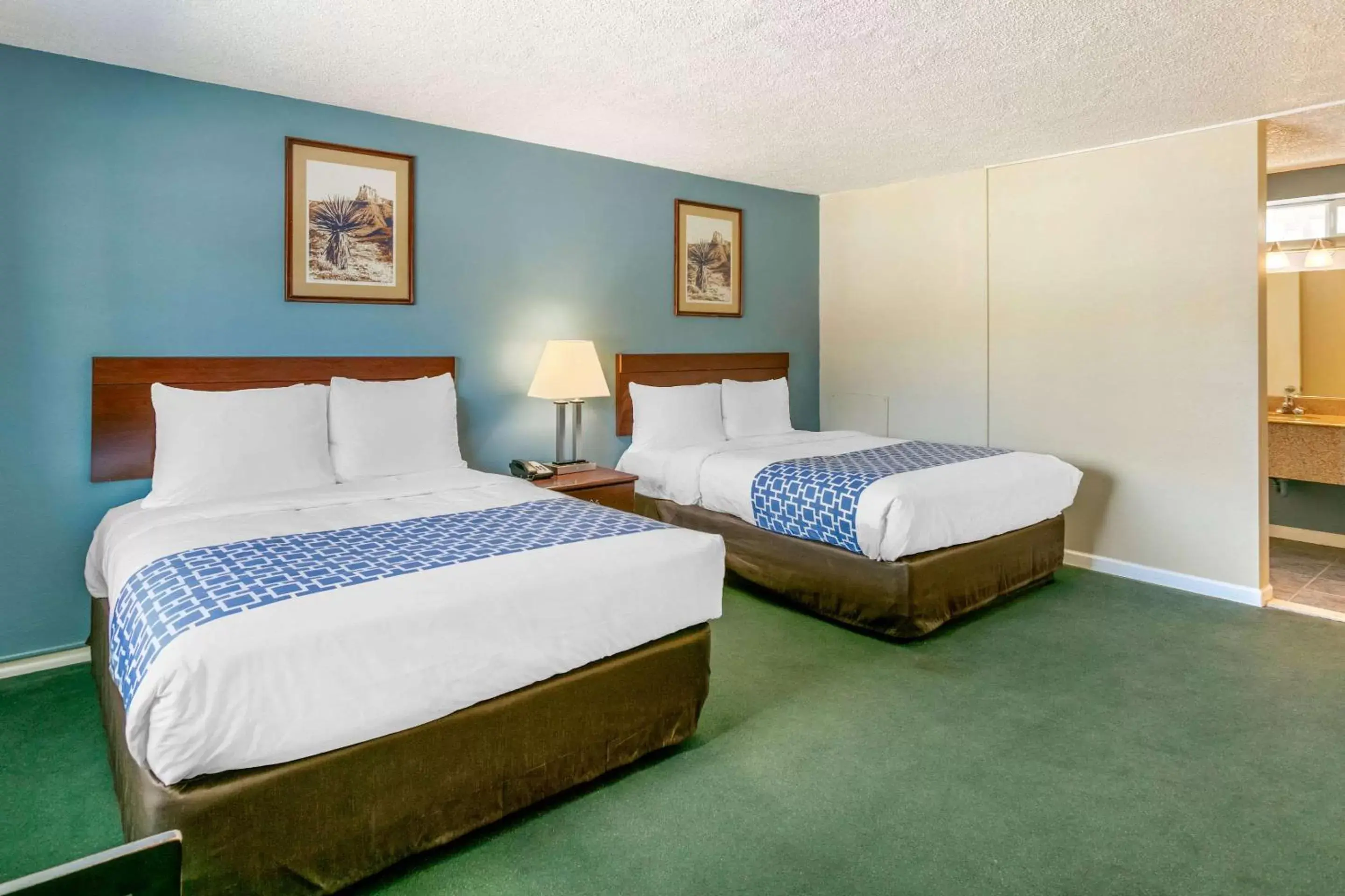 Photo of the whole room, Bed in Rodeway Inn Rawlins