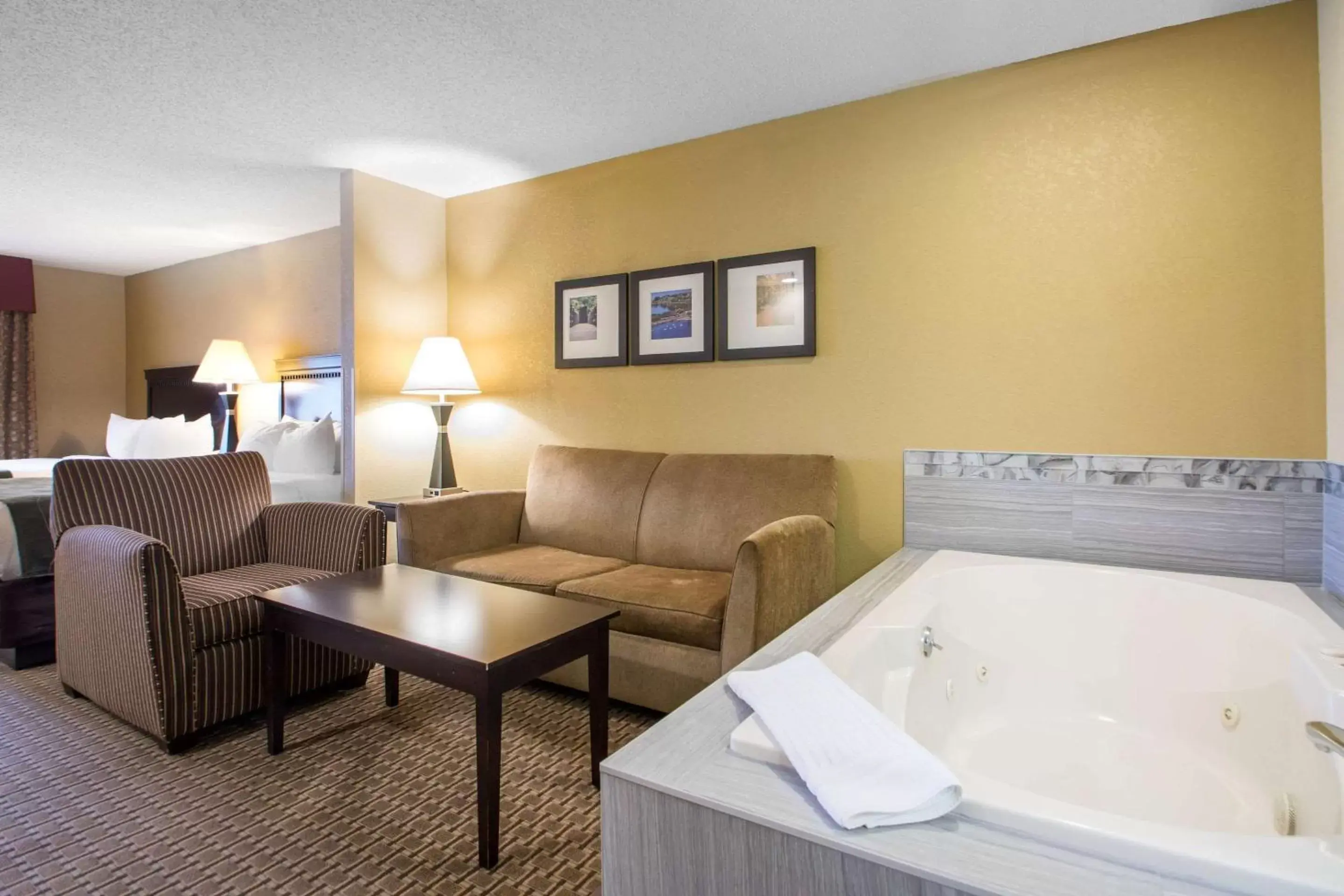 Photo of the whole room in Comfort Suites Wisconsin Dells Area