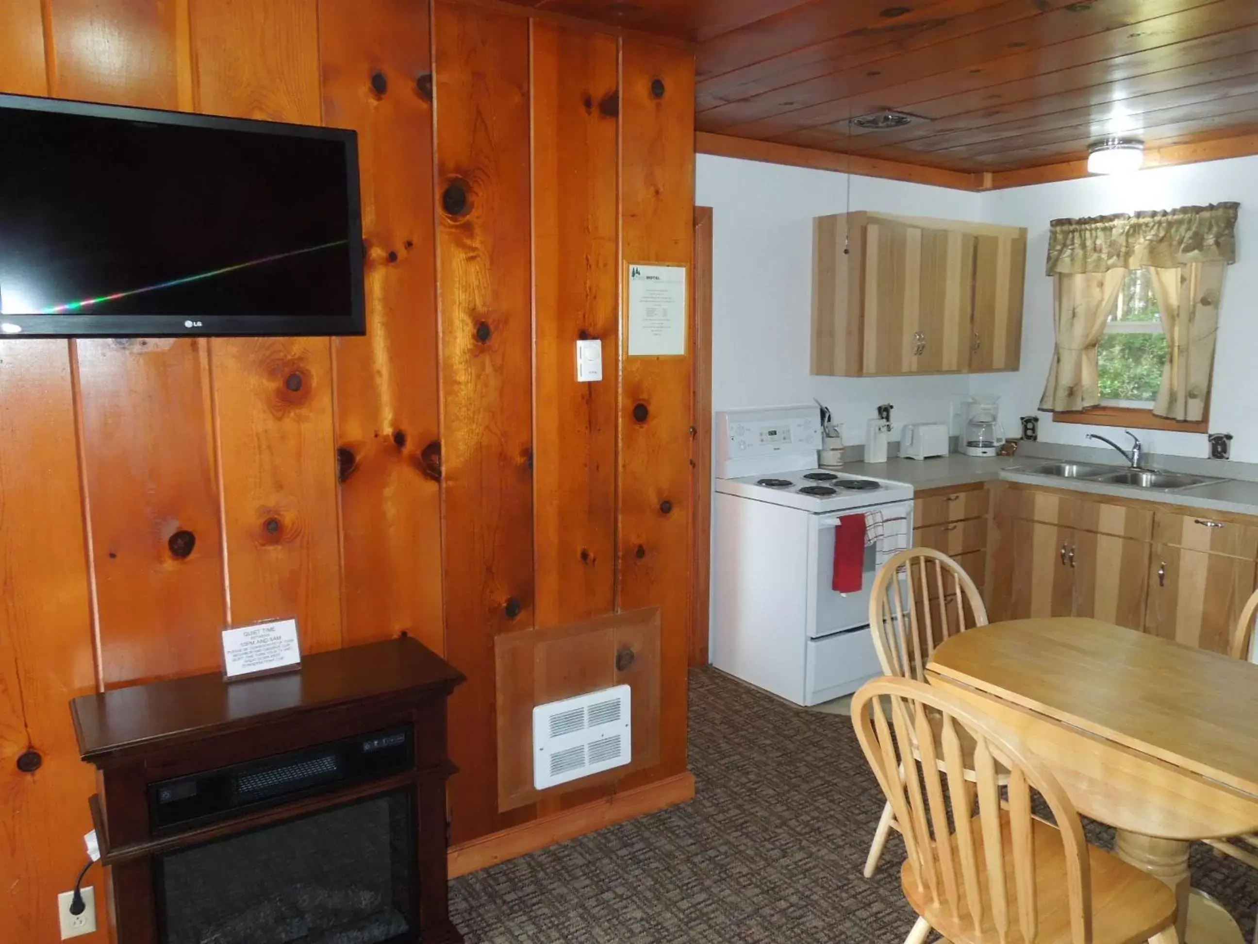 TV and multimedia, Kitchen/Kitchenette in Park Motel and Cabins