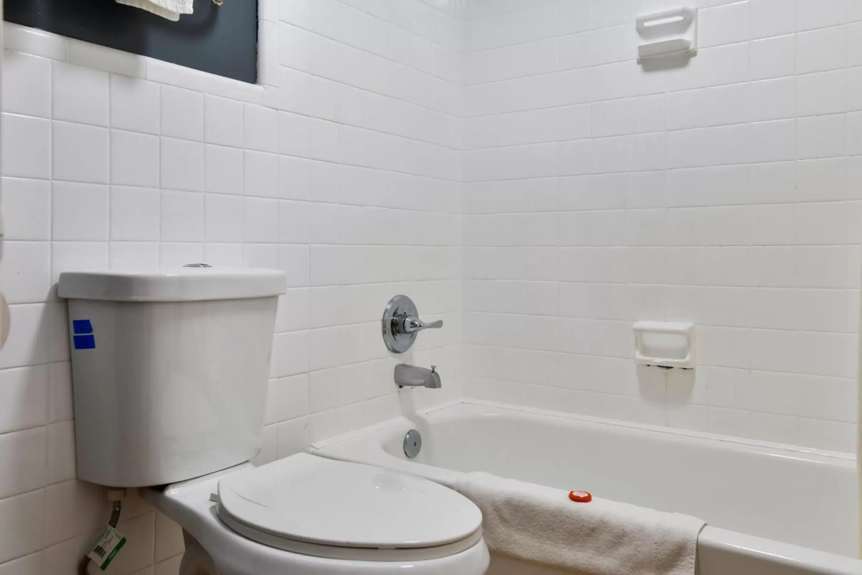 Bathroom in OYO Hotel Twin Lake- Lake Park Valdosta area