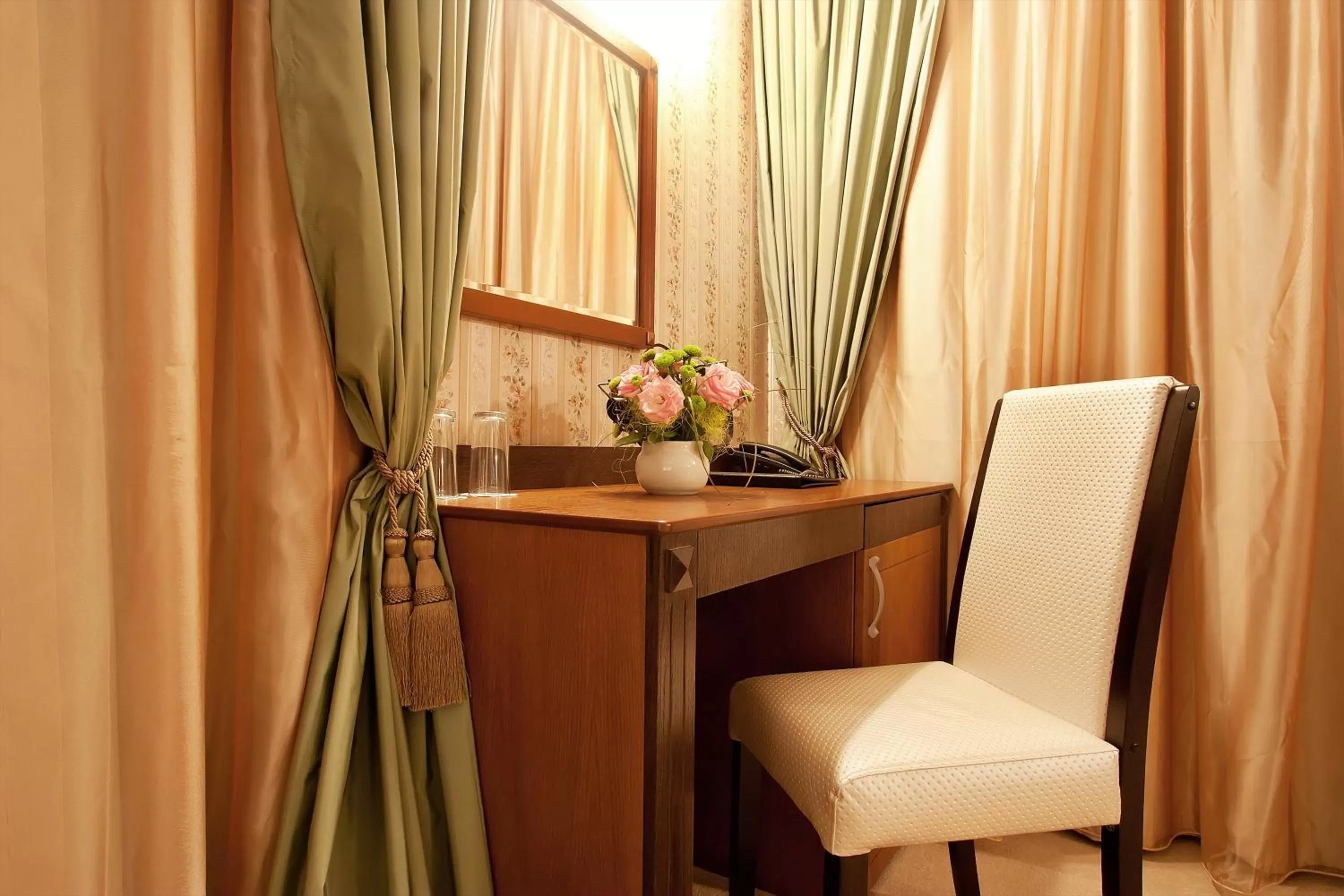 Seating area in Best Western Plus Bristol Hotel