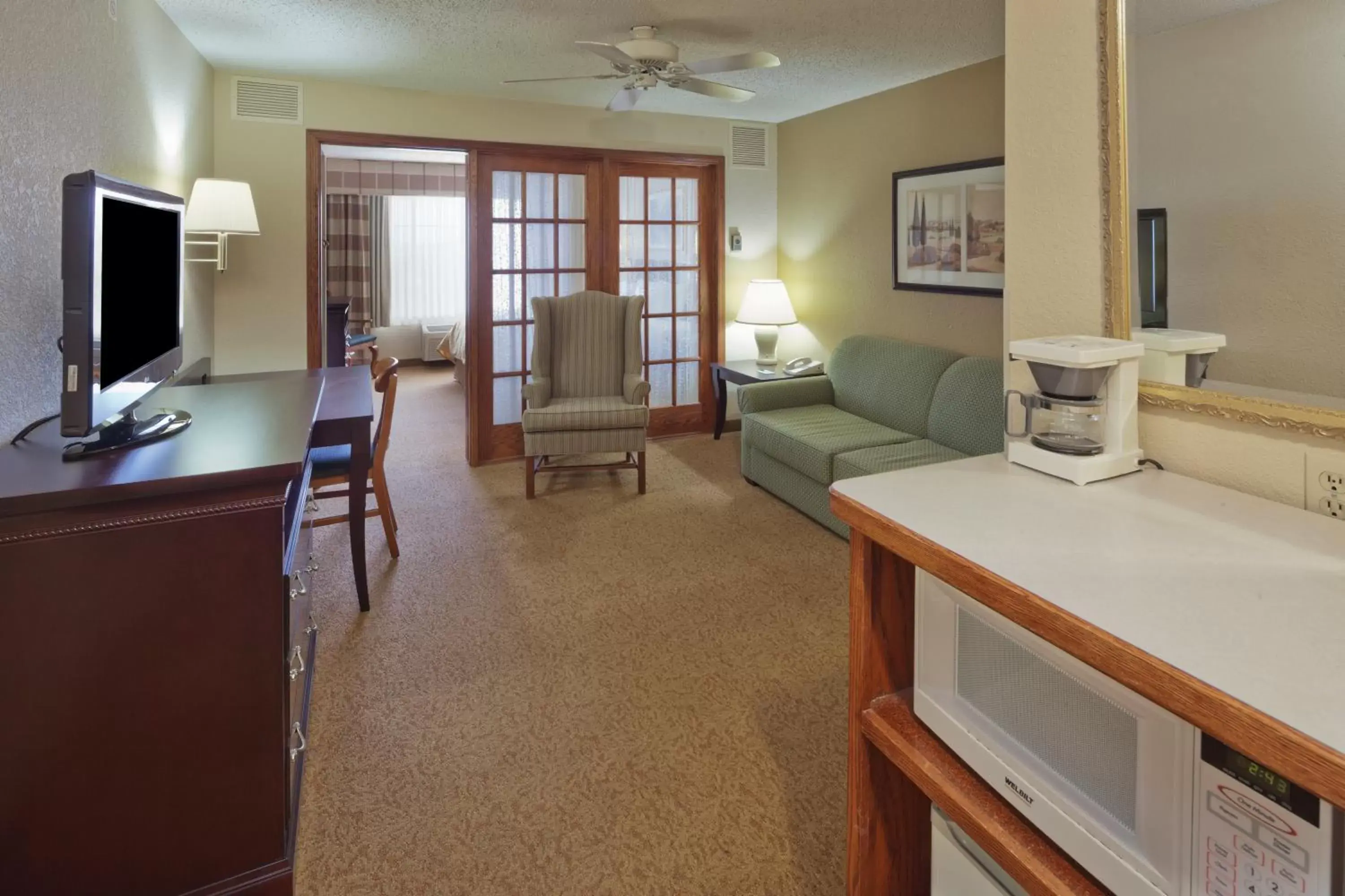 Living room, Seating Area in Country Inn & Suites by Radisson, West Bend, WI