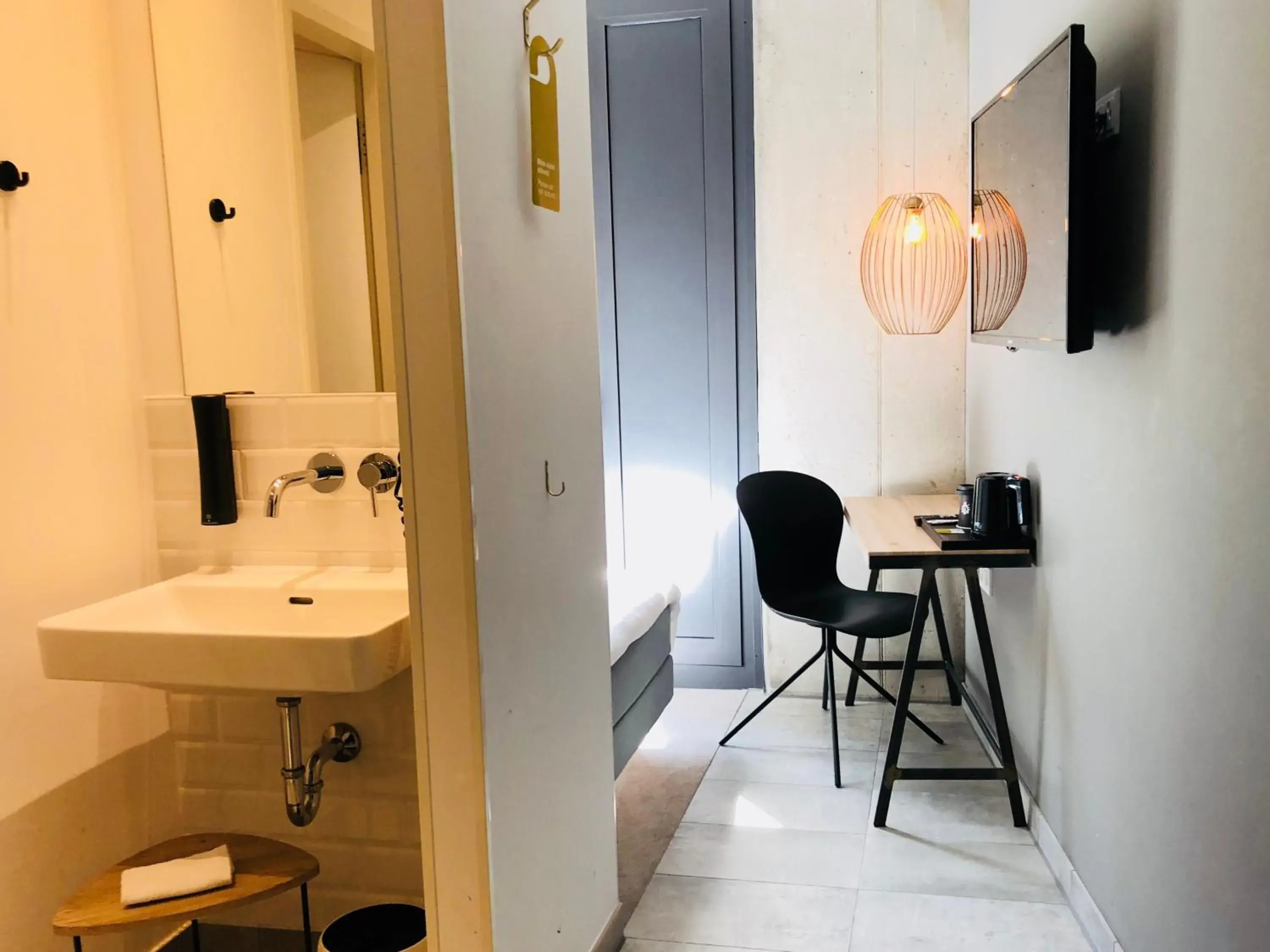 Photo of the whole room, Bathroom in gambino hotel CINCINNATI