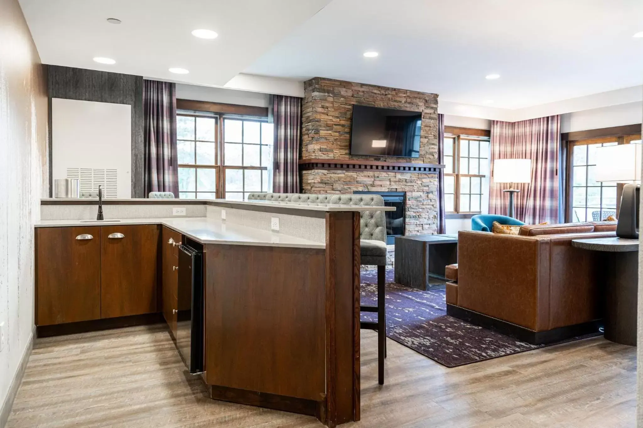 Photo of the whole room, Kitchen/Kitchenette in Holiday Inn Resort Deadwood Mountain Grand, an IHG Hotel