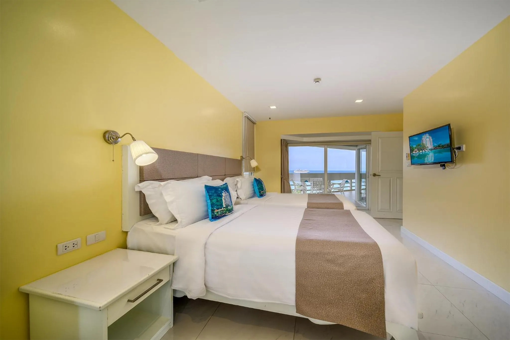 Bedroom, Bed in Andaman Beach Suites Hotel, Patong Phuket