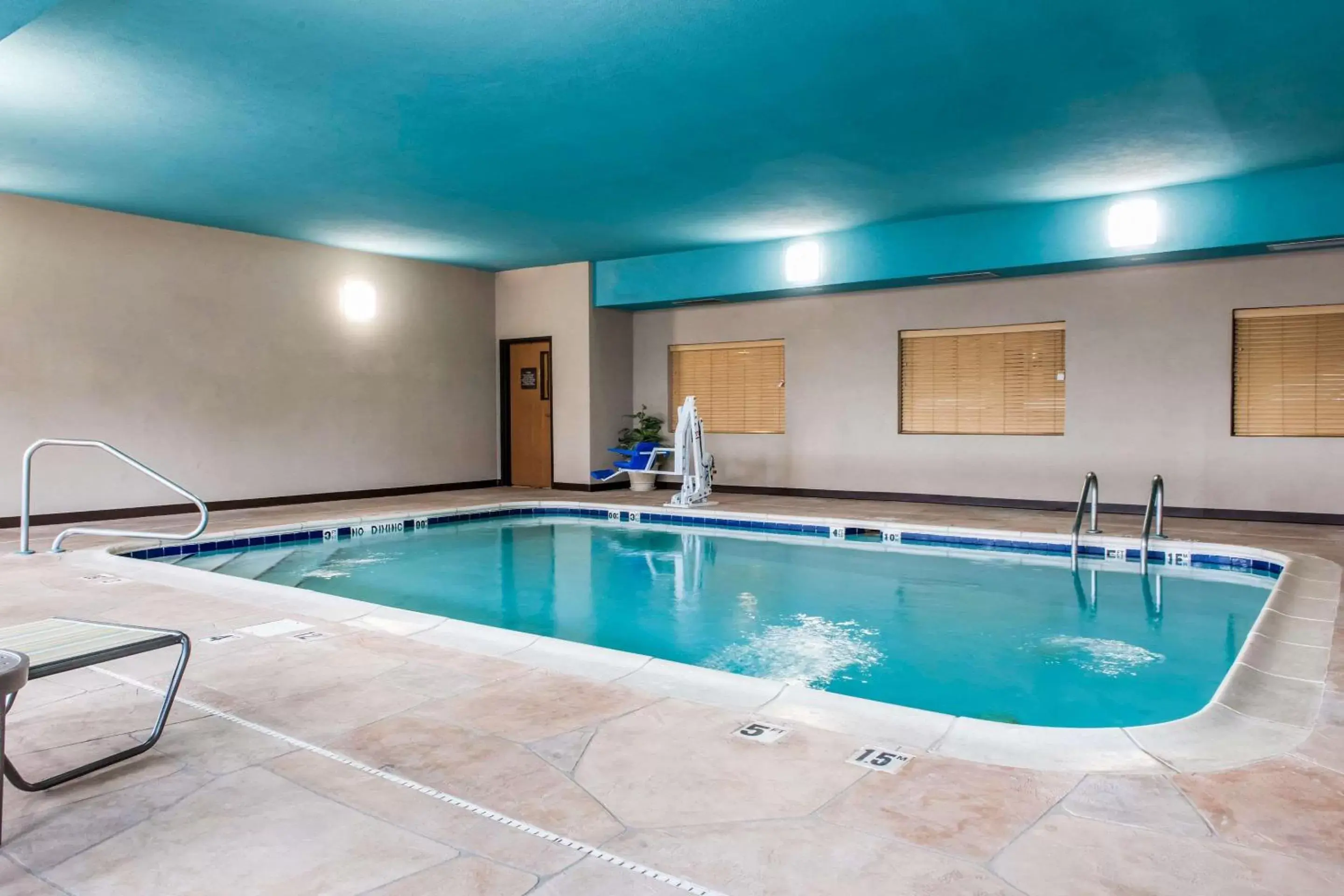 On site, Swimming Pool in Comfort Suites - Vincennes