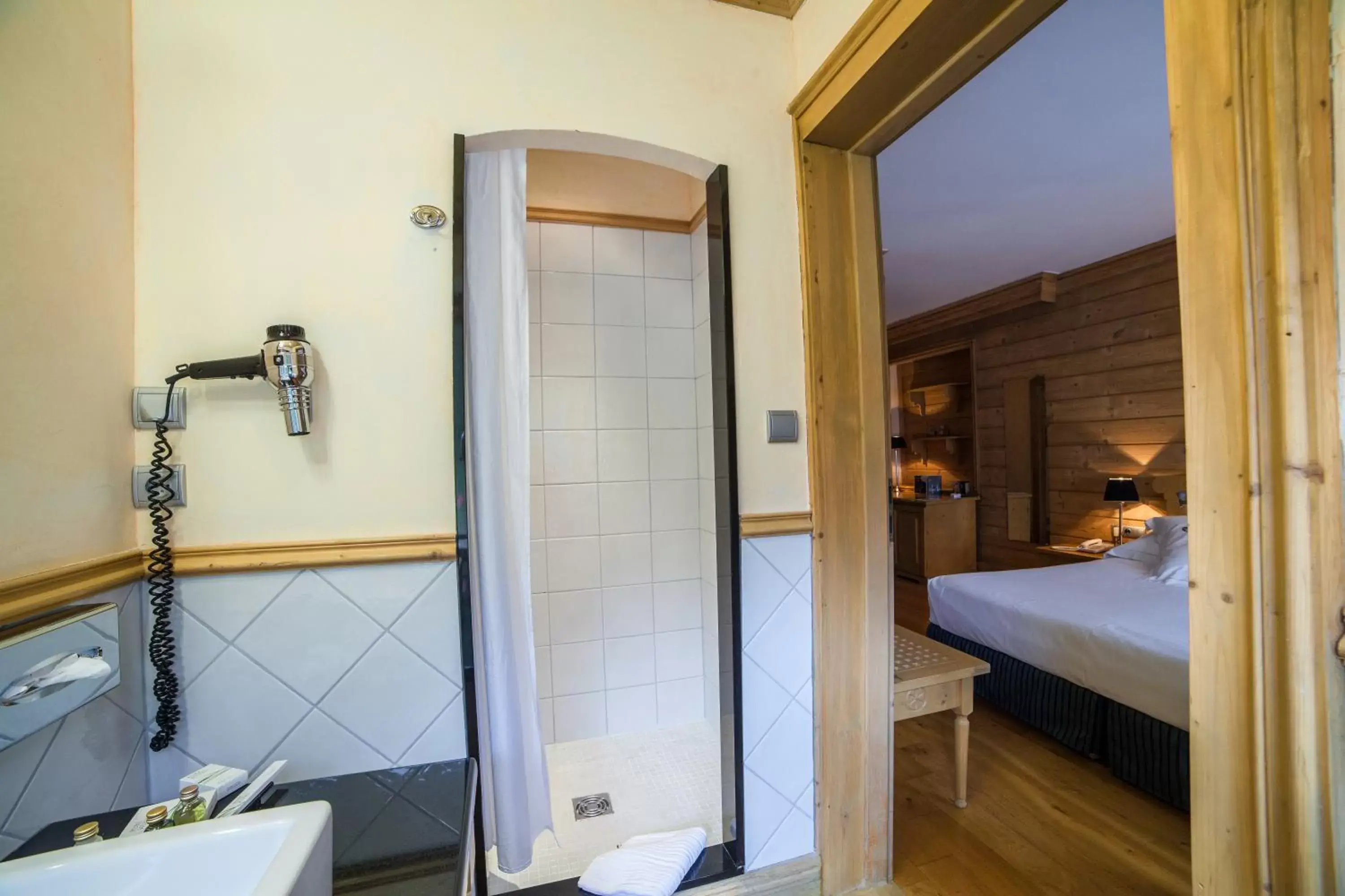 Bed, Bathroom in Hôtel Restaurant Spa Les Jardins De Sophie
