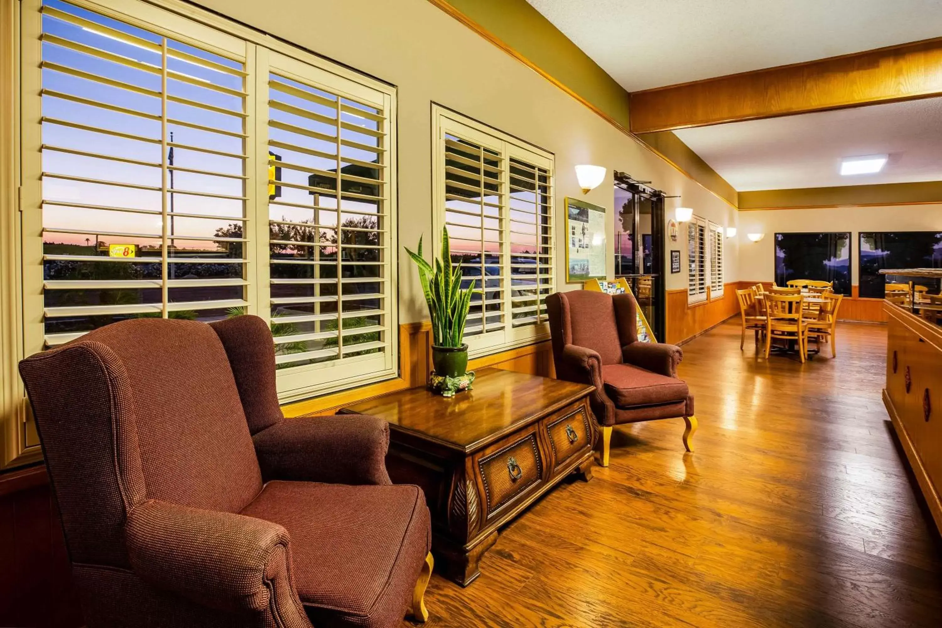 Lobby or reception, Seating Area in Super 8 by Wyndham Lindsay Olive Tree