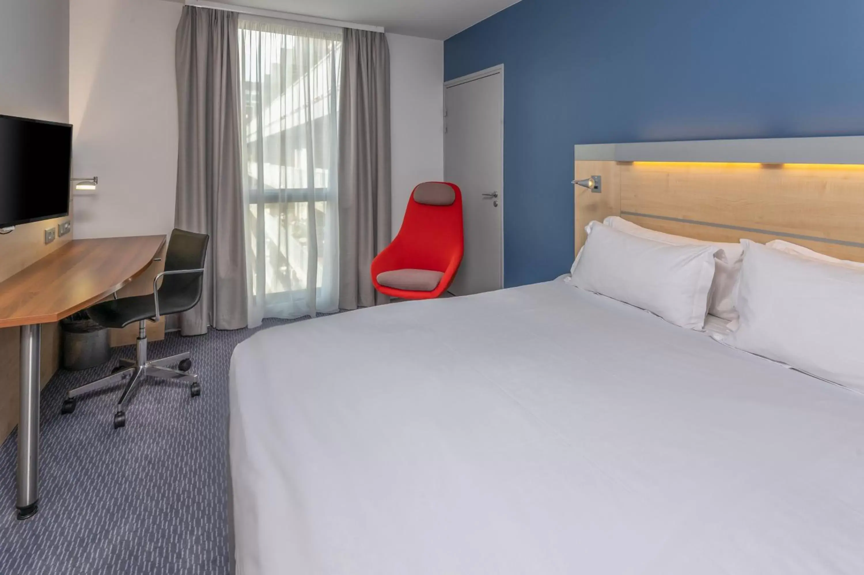 Photo of the whole room, Bed in Holiday Inn Express Saint-Nazaire, an IHG Hotel