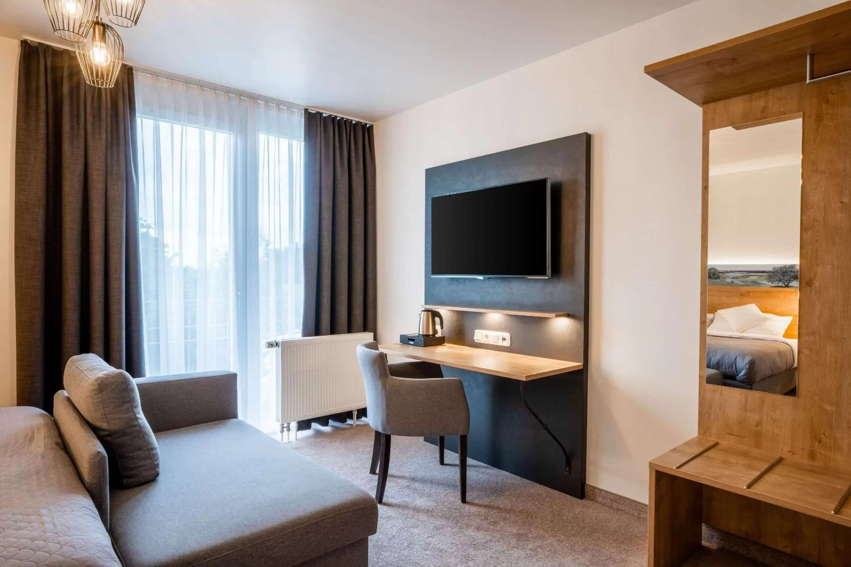 Photo of the whole room, TV/Entertainment Center in Quality Hotel & Suites Muenchen Messe