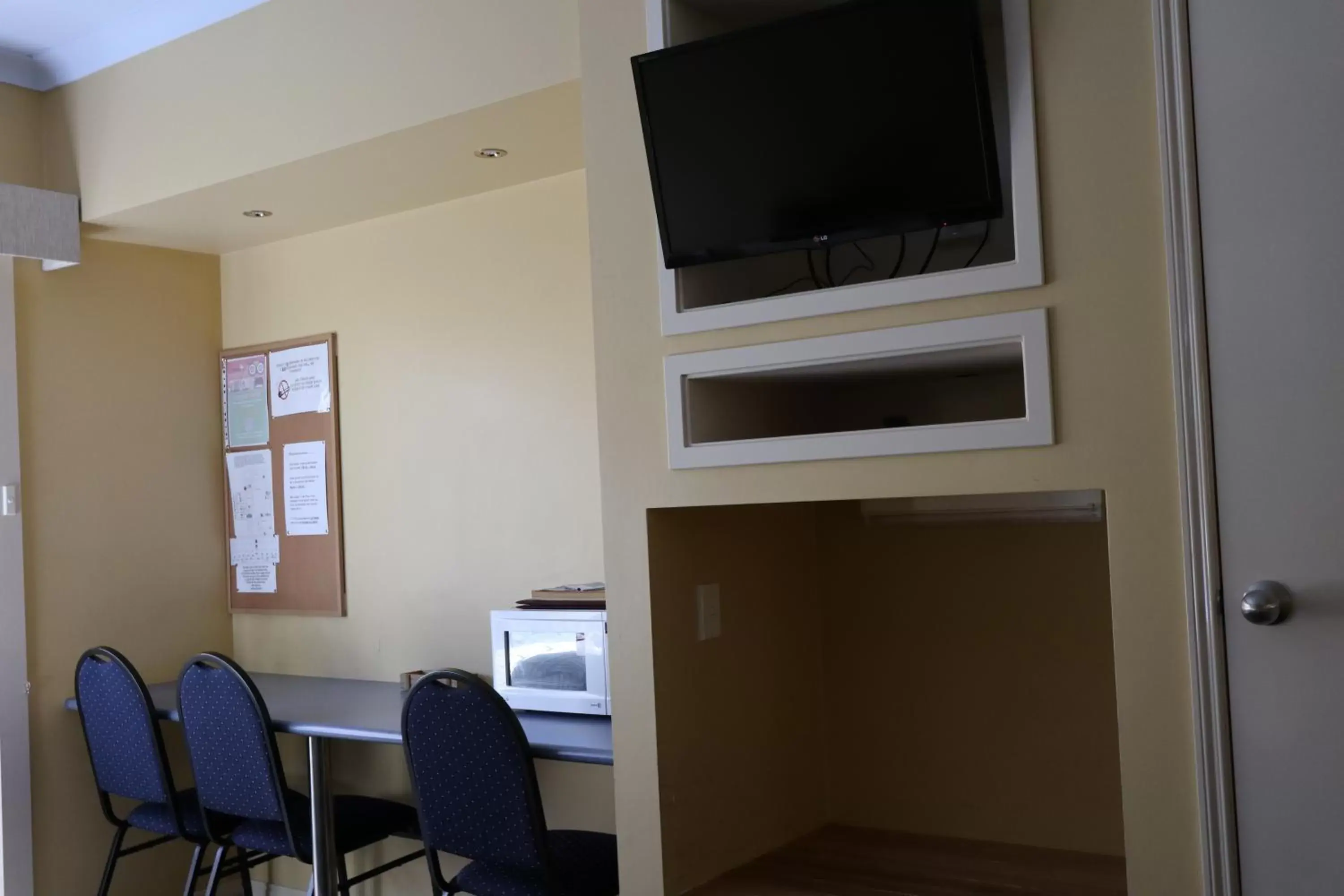 Seating area, TV/Entertainment Center in Kyabram Motor Inn