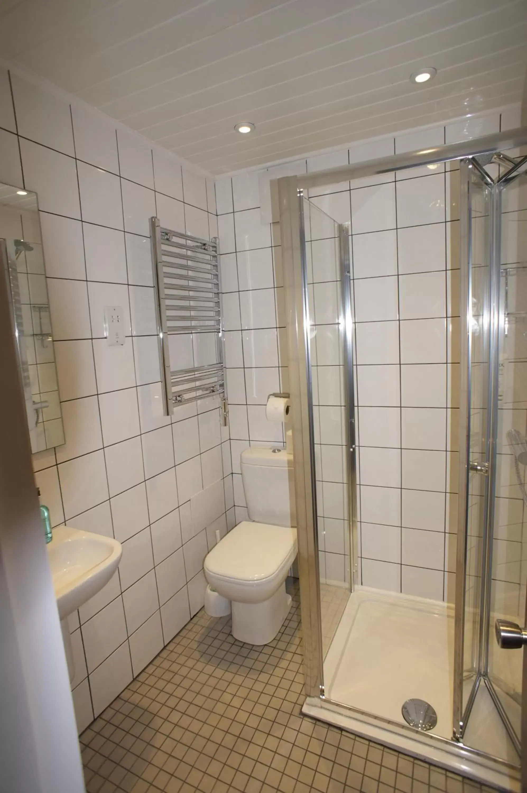 Shower, Bathroom in Crestfield Hotel