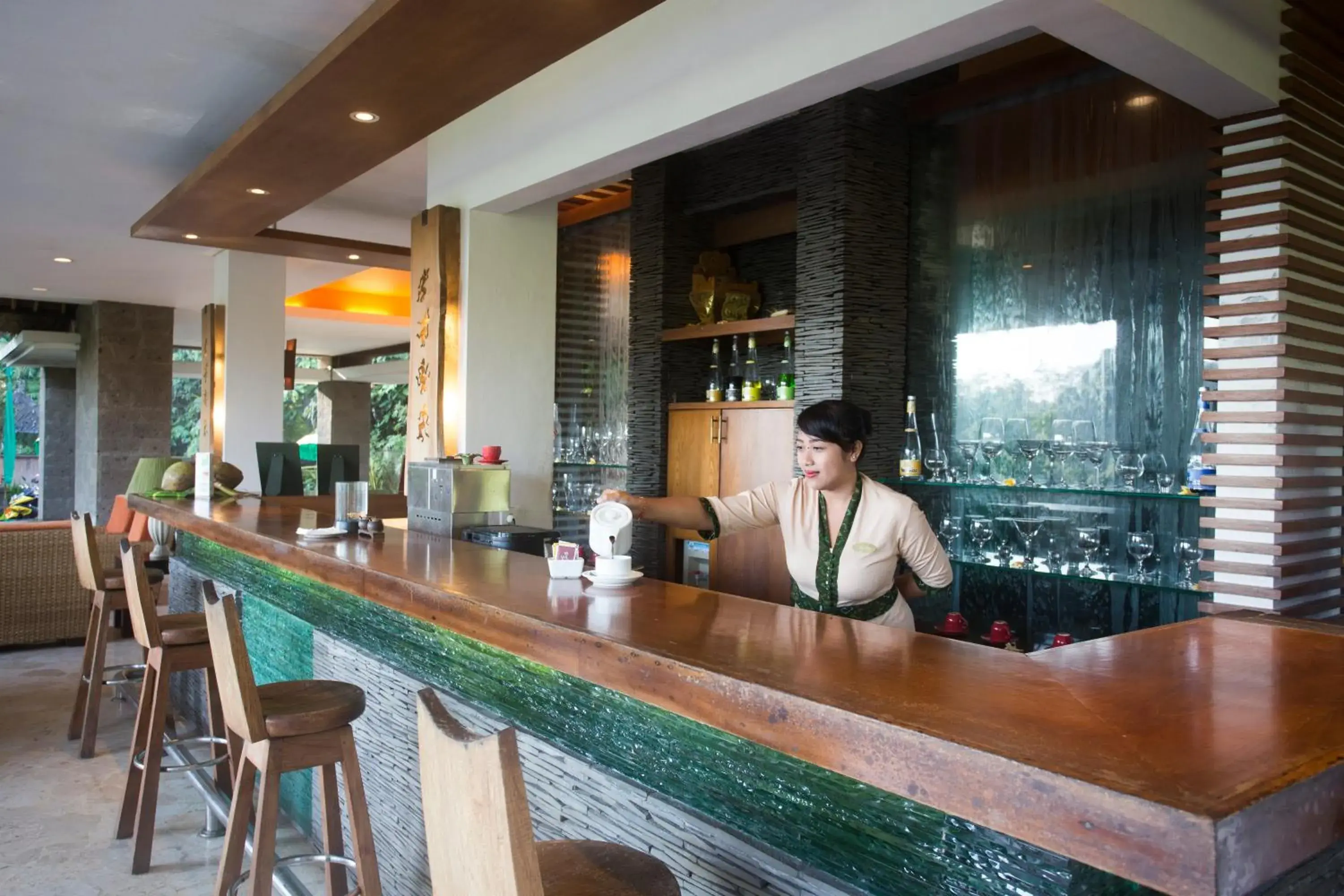 Coffee/tea facilities, Lounge/Bar in Anahata Villas and Spa Resort