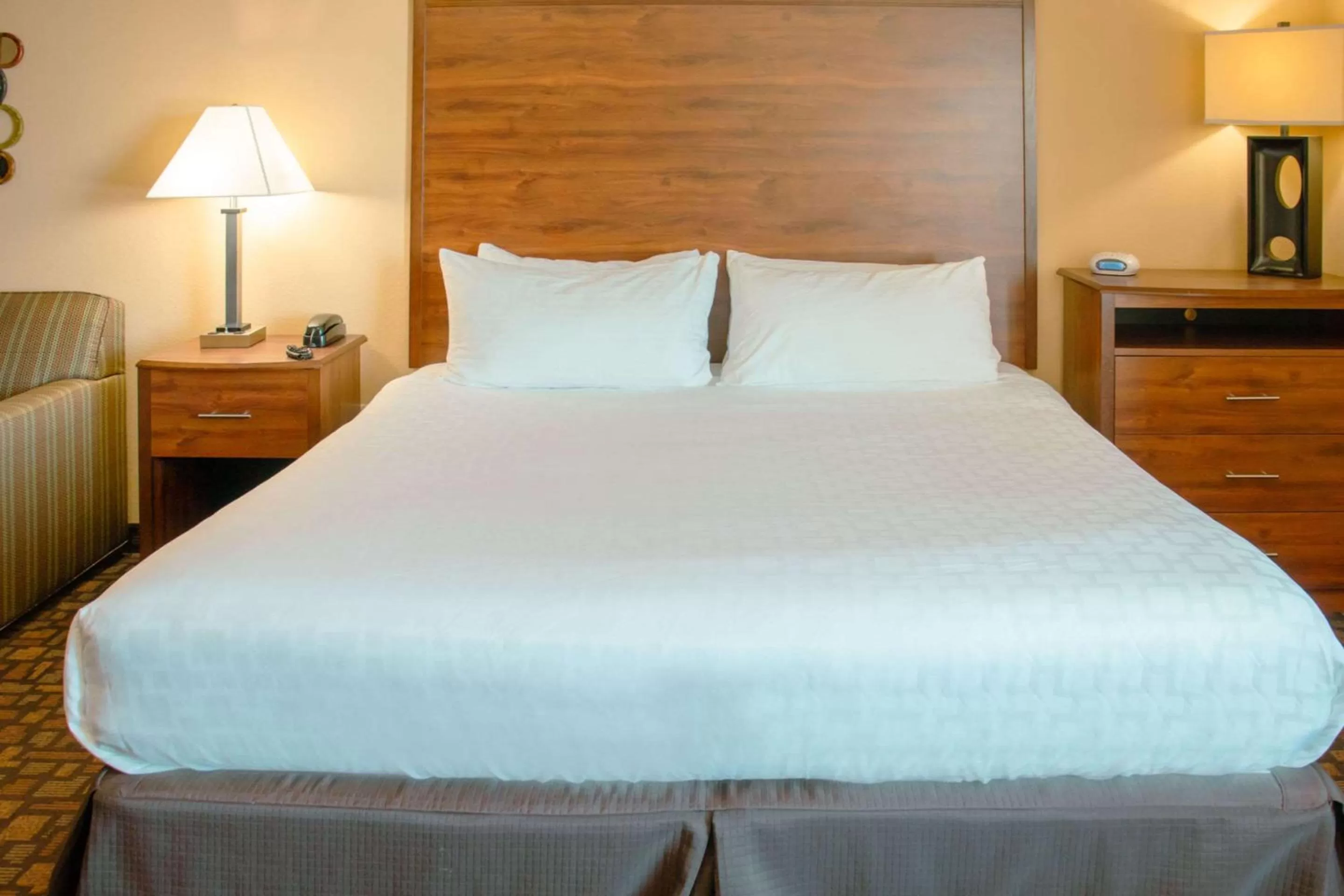 Bedroom, Bed in Expressway Suites of Grand Forks