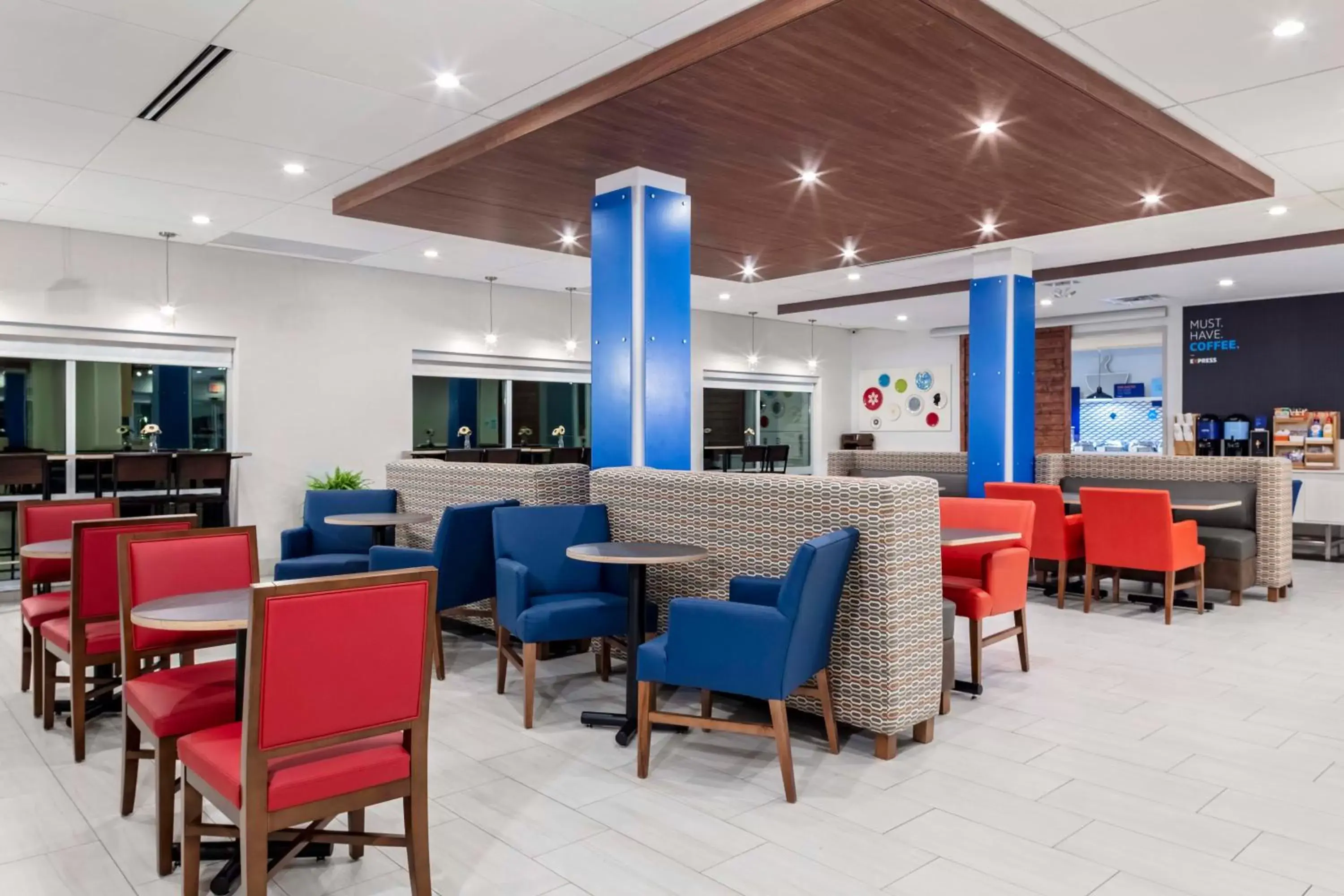 Breakfast, Lounge/Bar in Holiday Inn Express & Suites - Madison, an IHG Hotel