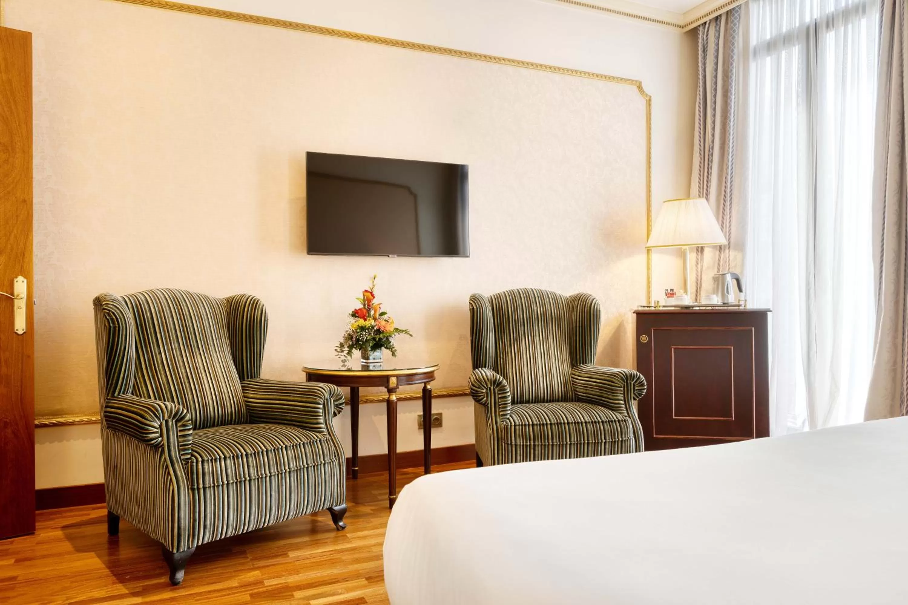 Queen Room with Spa Bath in Hotel Roger de Llúria