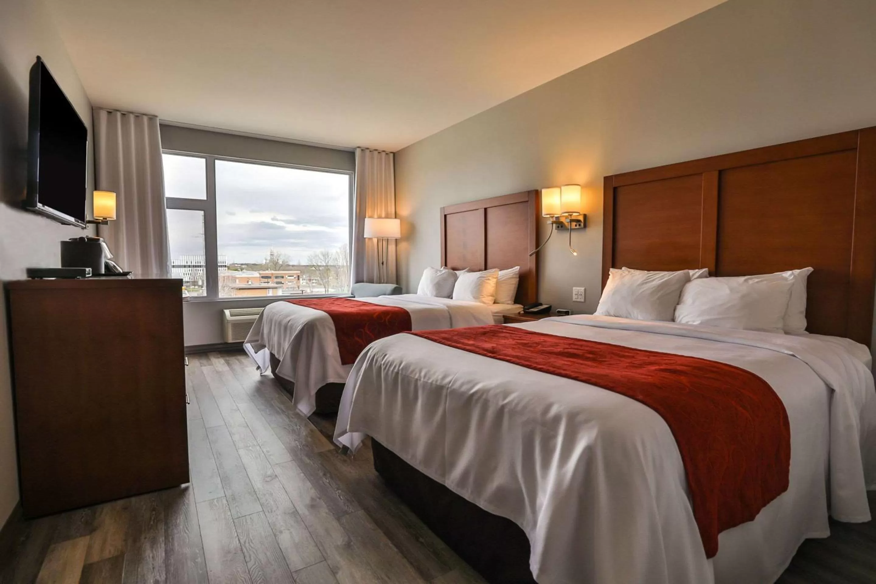 Photo of the whole room, Bed in Comfort Inn & Suites