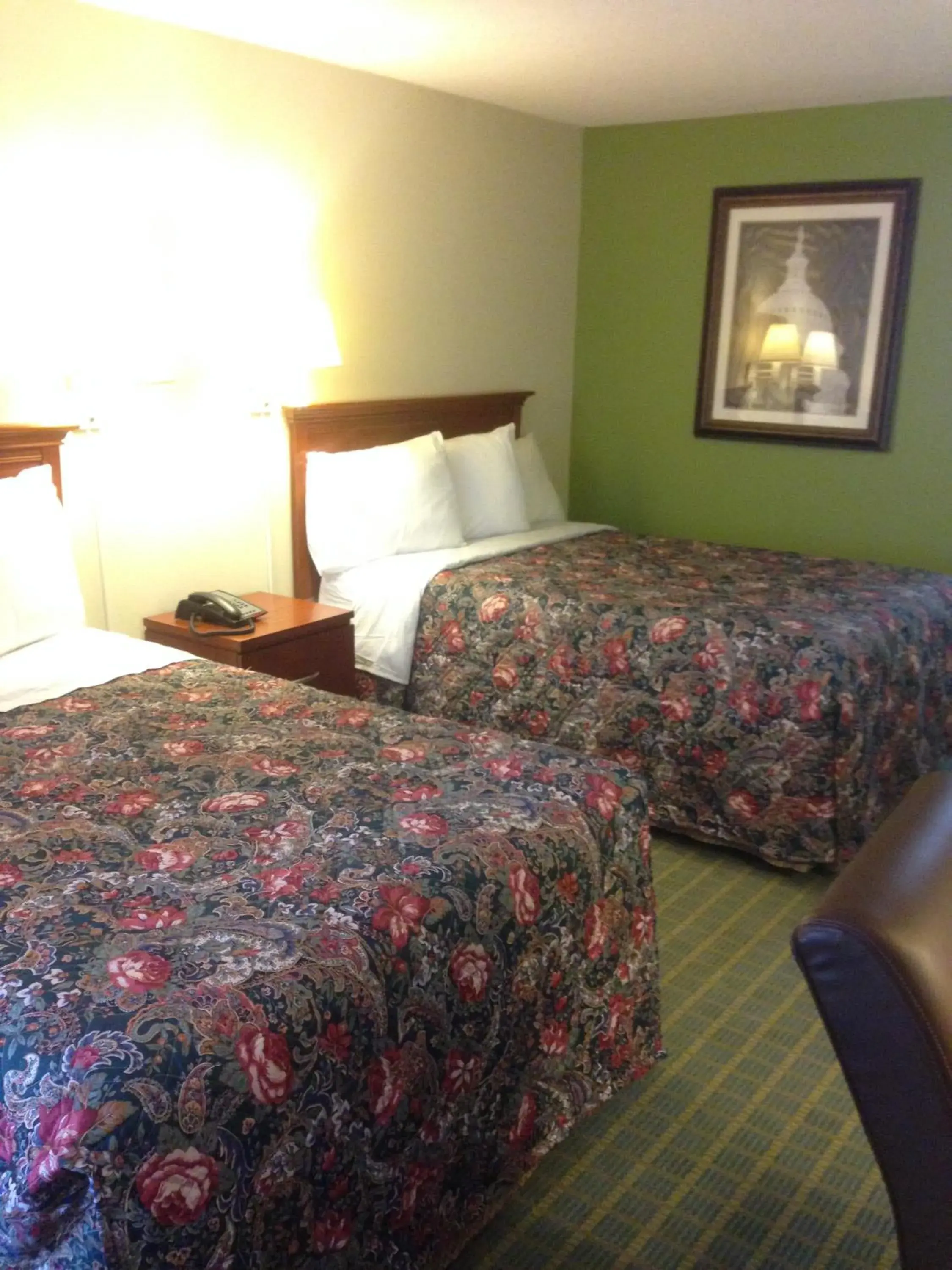 Bed in Rodeway Inn & Suites Greensboro Southeast