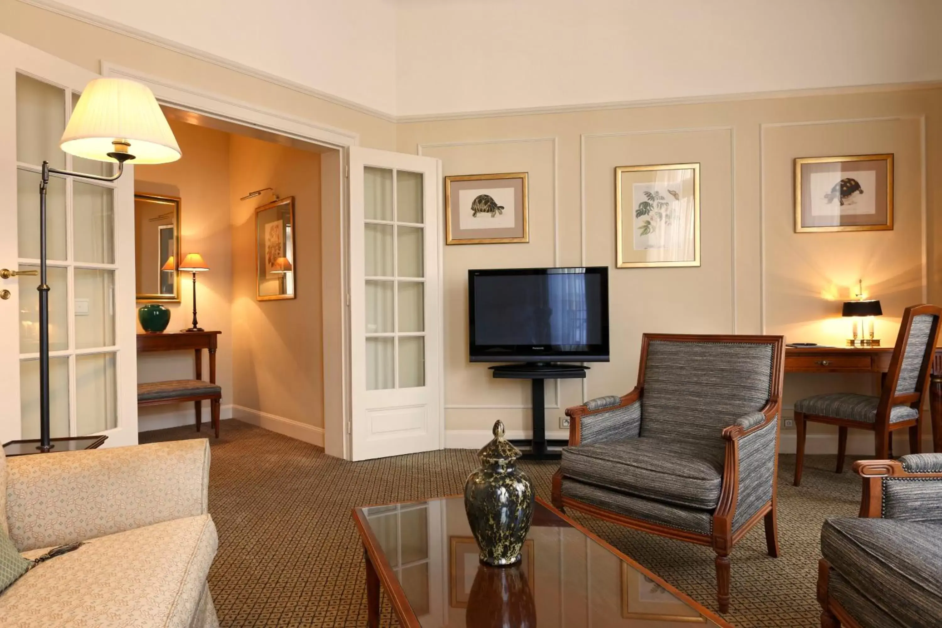 TV and multimedia, Seating Area in Hotel Le Plaza Brussels